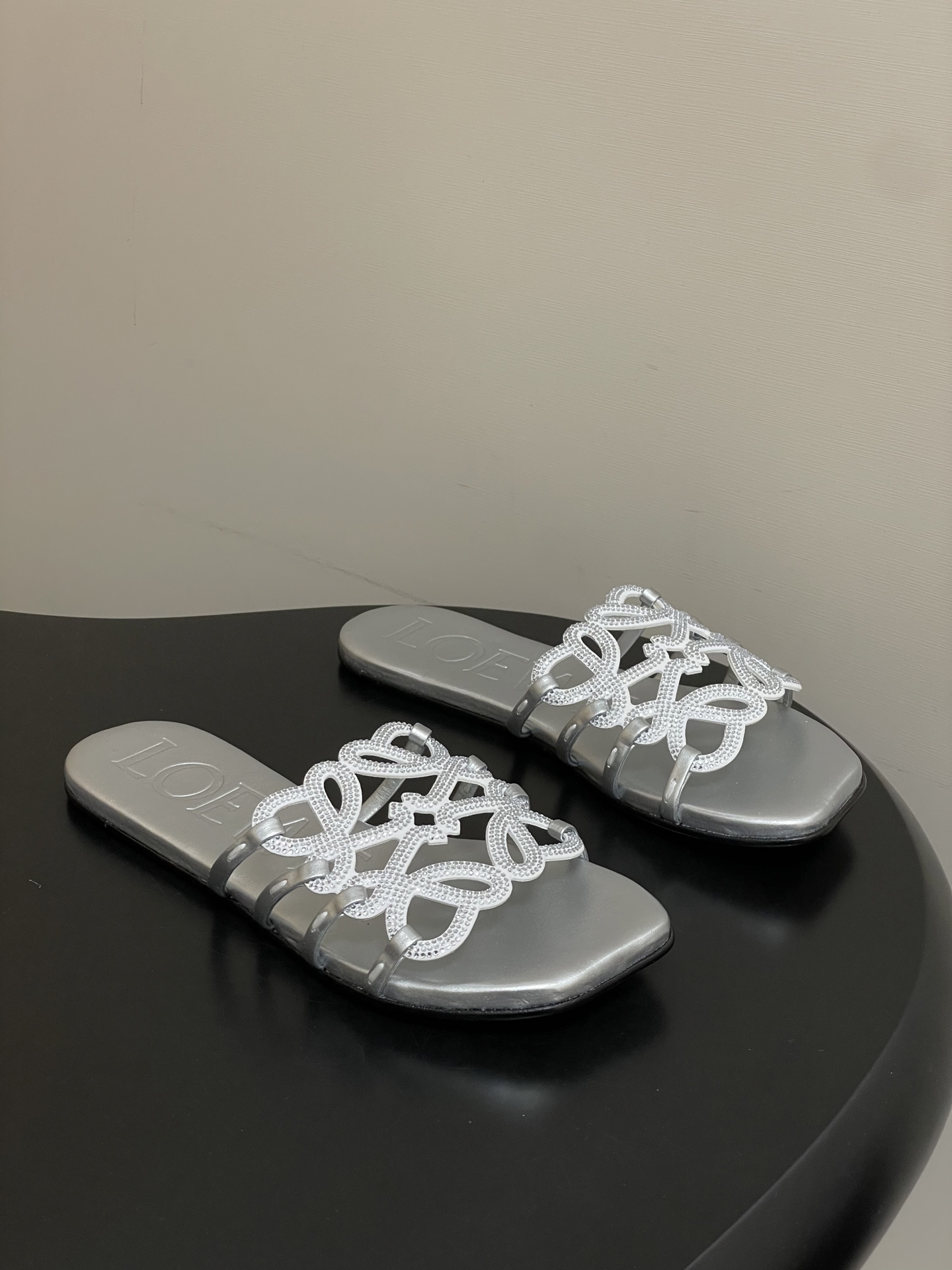 钻面-LOEWE 罗意威 26ss 春夏新款 个性编织水钻鞋面镂空拖鞋 钻面平底凉拖鞋疯狂种草简约设计感