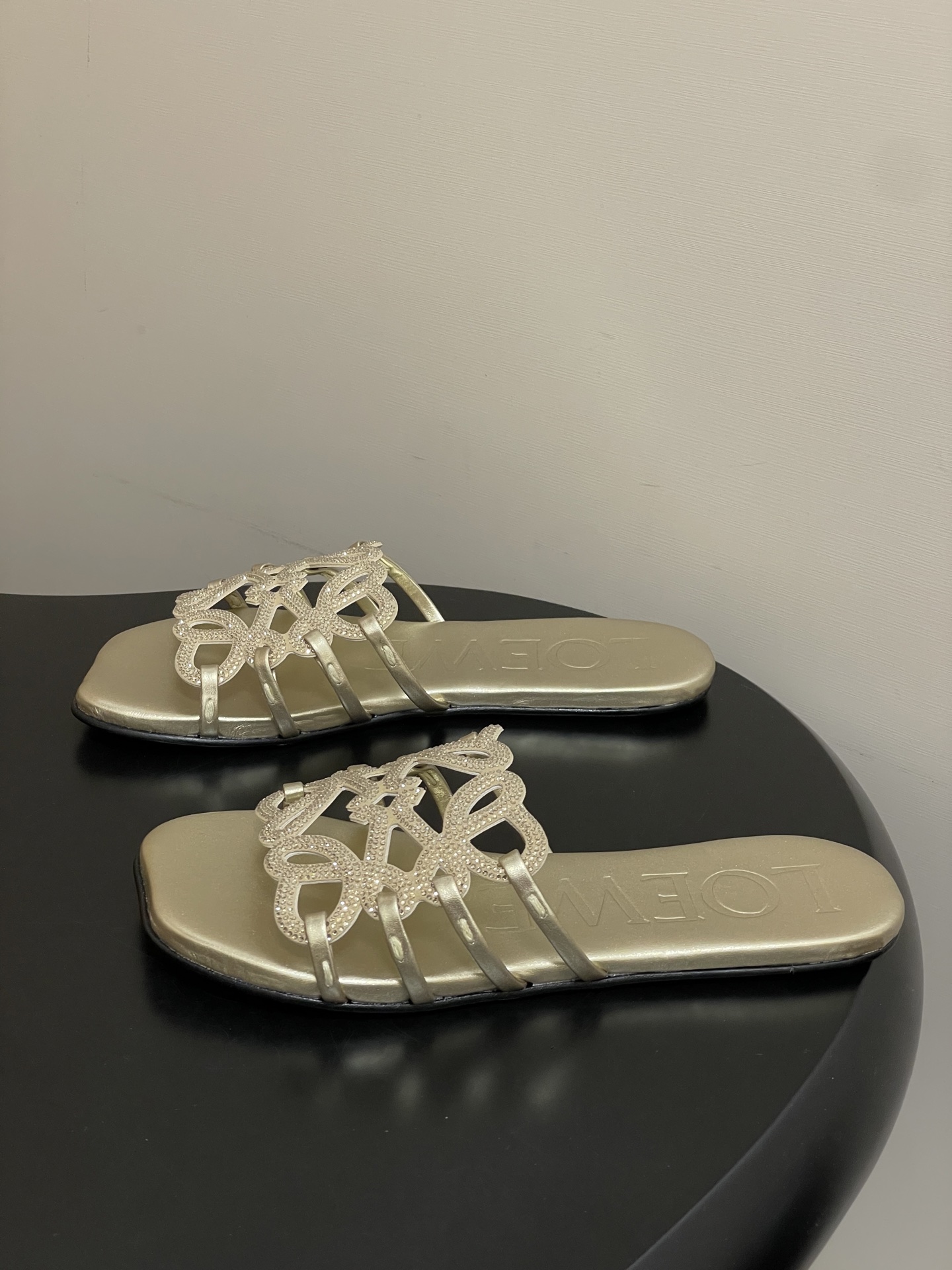 钻面-LOEWE 罗意威 26ss 春夏新款 个性编织水钻鞋面镂空拖鞋 钻面平底凉拖鞋疯狂种草简约设计感