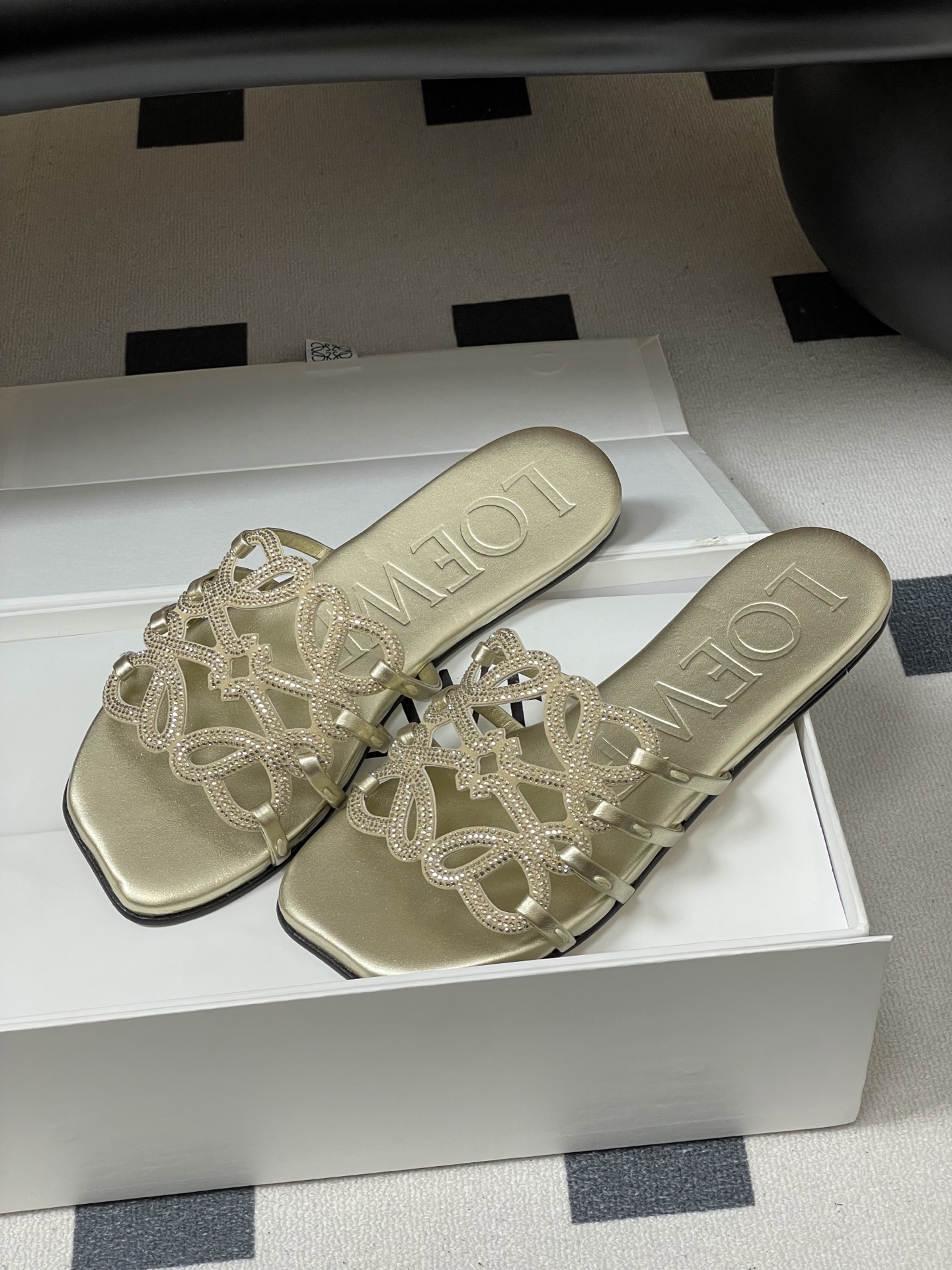 钻面-LOEWE 罗意威 26ss 春夏新款 个性编织水钻鞋面镂空拖鞋 钻面平底凉拖鞋疯狂种草简约设计感