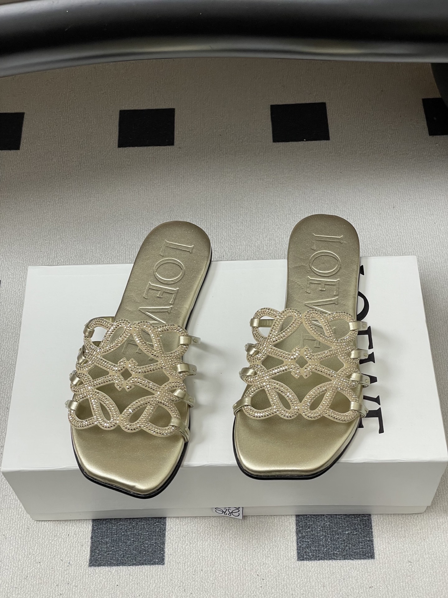 钻面-LOEWE 罗意威 26ss 春夏新款 个性编织水钻鞋面镂空拖鞋 钻面平底凉拖鞋疯狂种草简约设计感