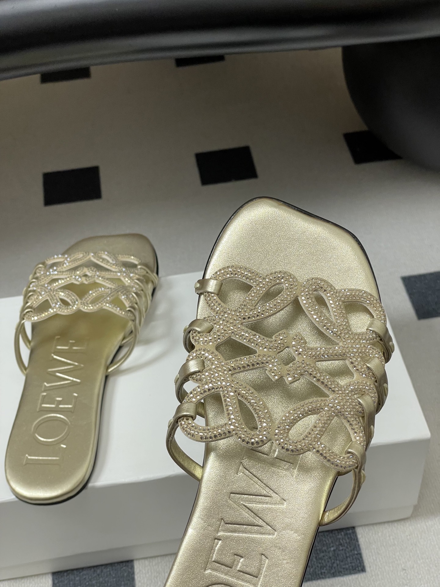 钻面-LOEWE 罗意威 26ss 春夏新款 个性编织水钻鞋面镂空拖鞋 钻面平底凉拖鞋疯狂种草简约设计感