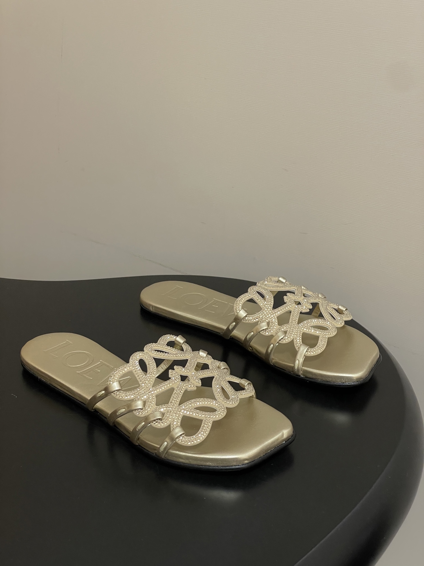 钻面-LOEWE 罗意威 26ss 春夏新款 个性编织水钻鞋面镂空拖鞋 钻面平底凉拖鞋疯狂种草简约设计感