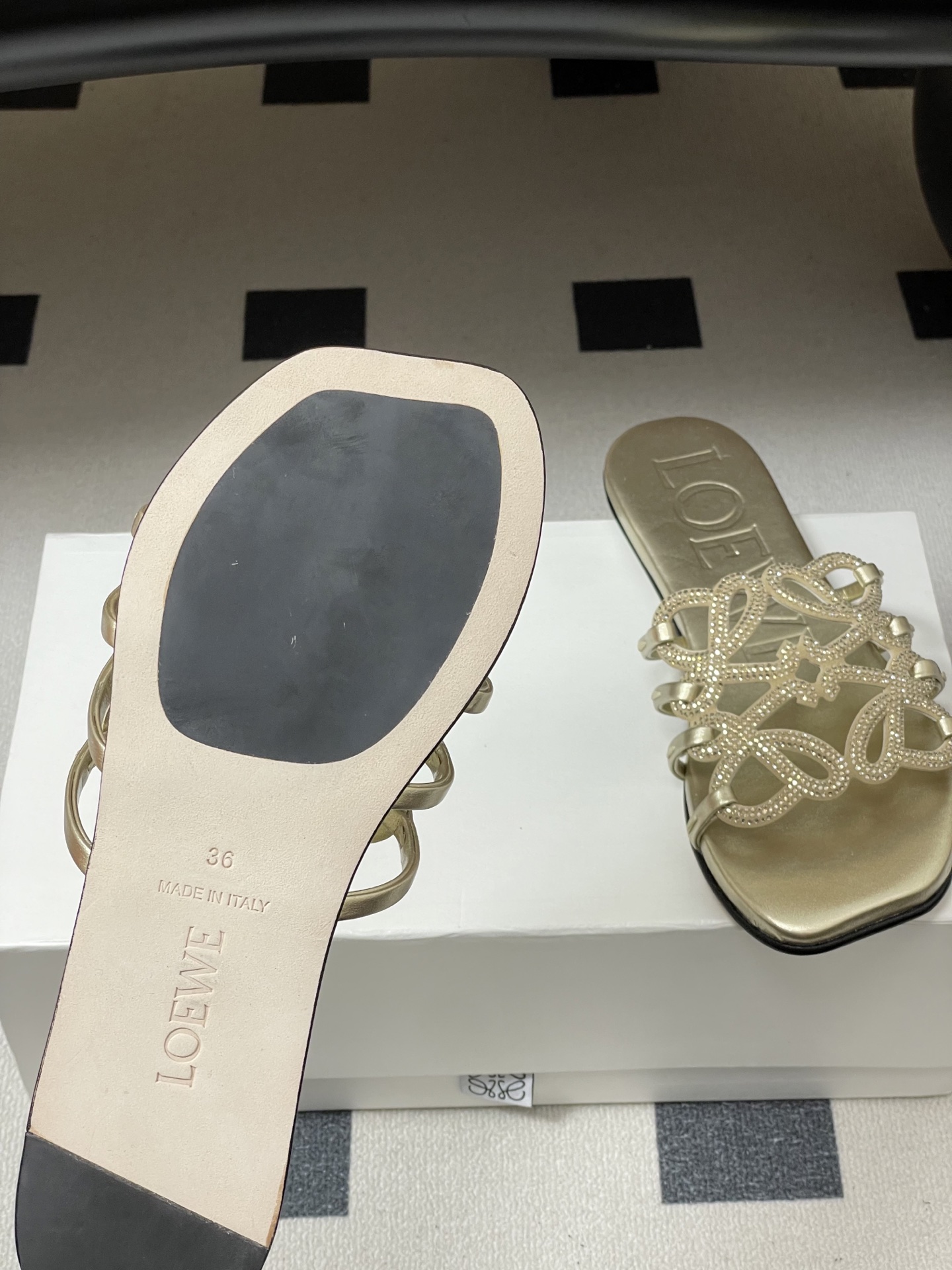 钻面-LOEWE 罗意威 26ss 春夏新款 个性编织水钻鞋面镂空拖鞋 钻面平底凉拖鞋疯狂种草简约设计感