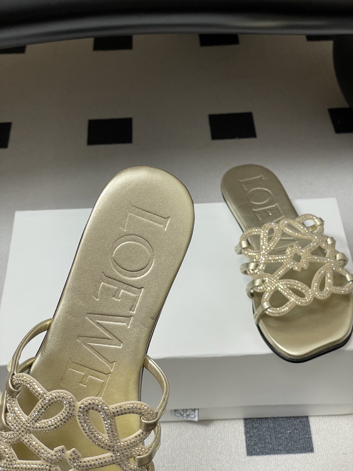 钻面-LOEWE 罗意威 26ss 春夏新款 个性编织水钻鞋面镂空拖鞋 钻面平底凉拖鞋疯狂种草简约设计感