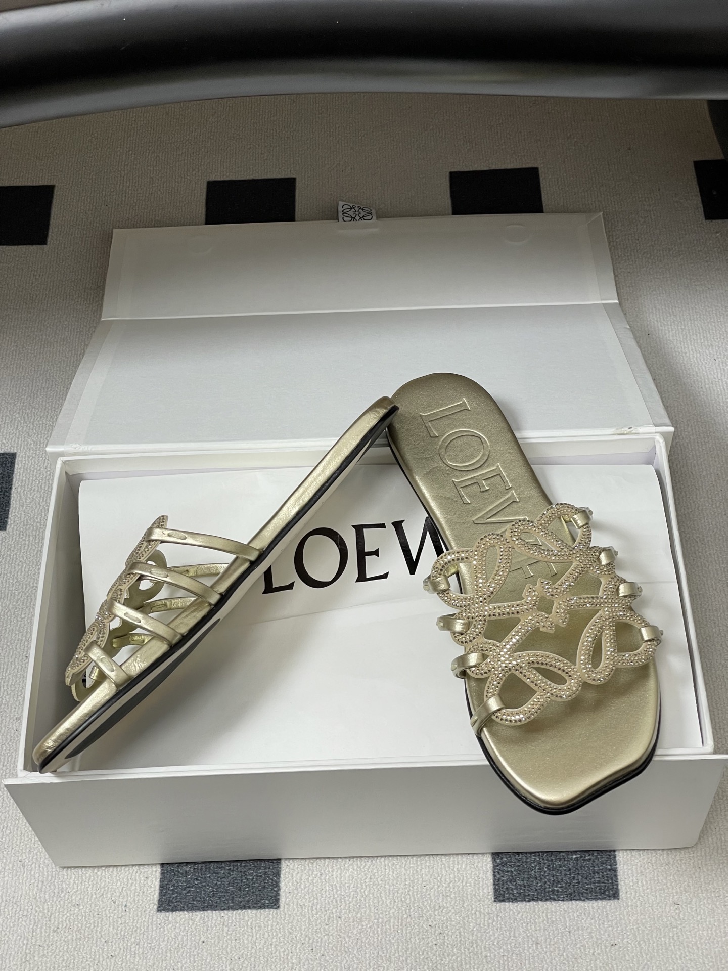 钻面-LOEWE 罗意威 26ss 春夏新款 个性编织水钻鞋面镂空拖鞋 钻面平底凉拖鞋疯狂种草简约设计感