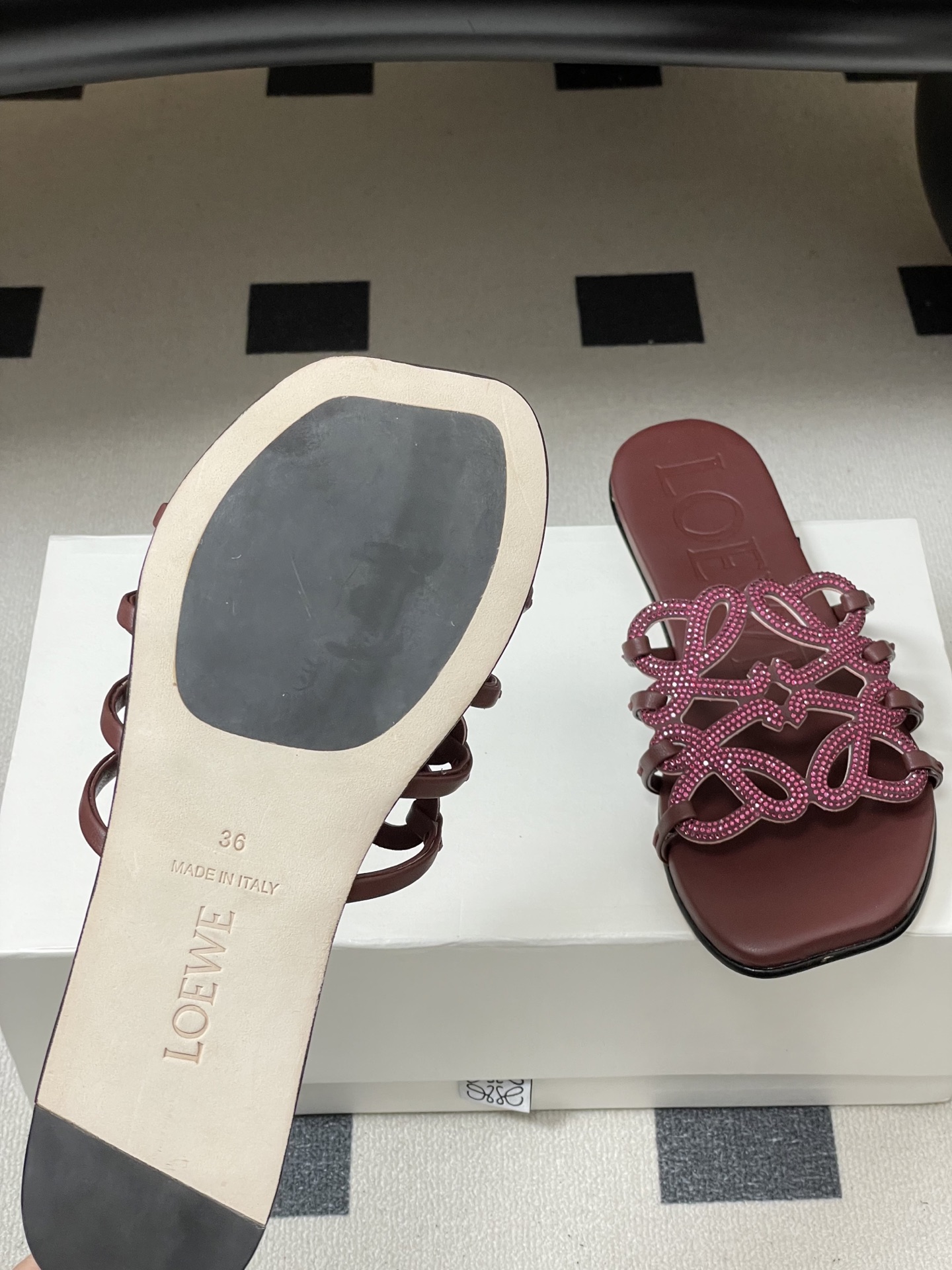 钻面-LOEWE 罗意威 26ss 春夏新款 个性编织水钻鞋面镂空拖鞋 钻面平底凉拖鞋疯狂种草简约设计感