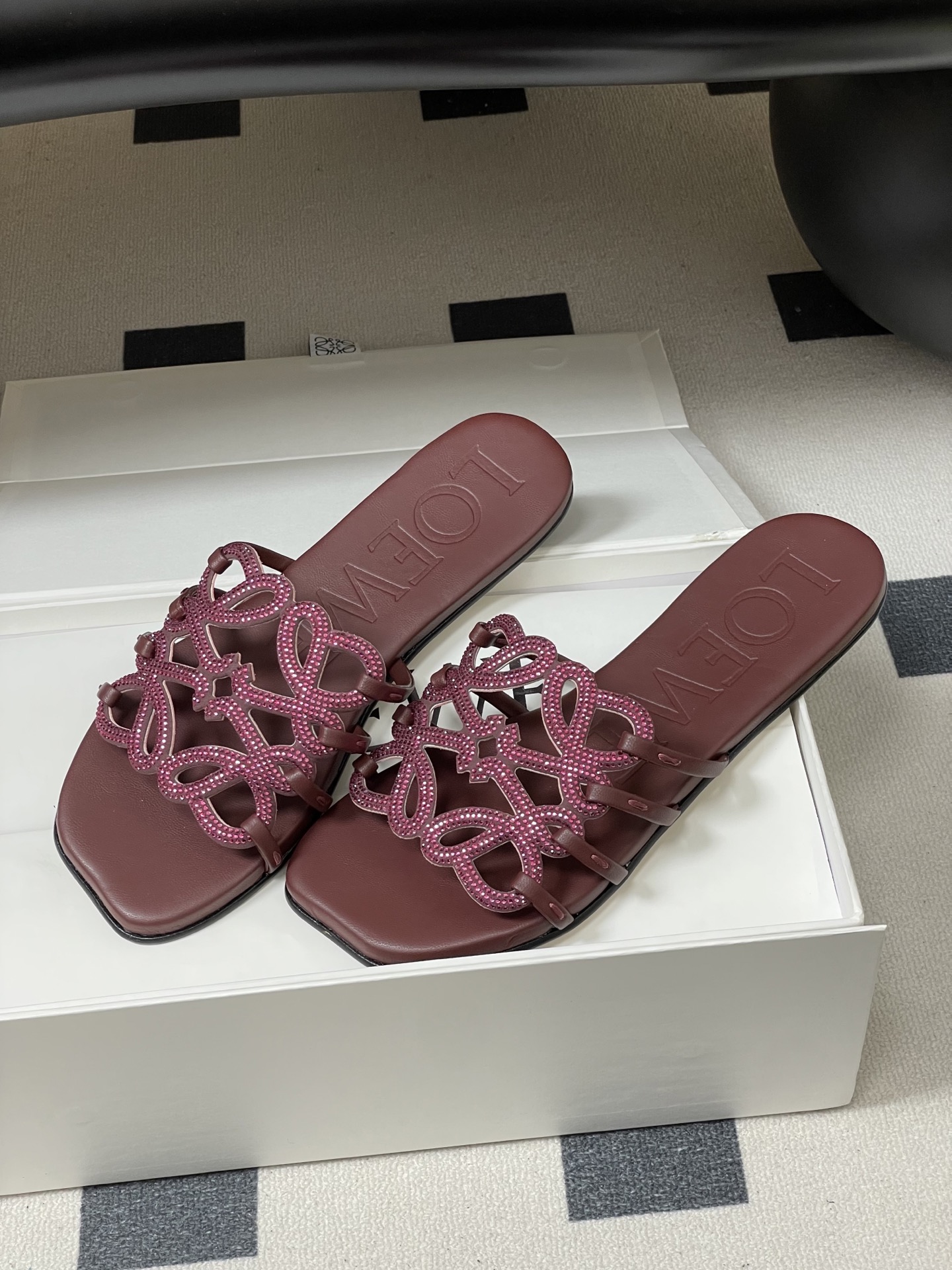 钻面-LOEWE 罗意威 26ss 春夏新款 个性编织水钻鞋面镂空拖鞋 钻面平底凉拖鞋疯狂种草简约设计感