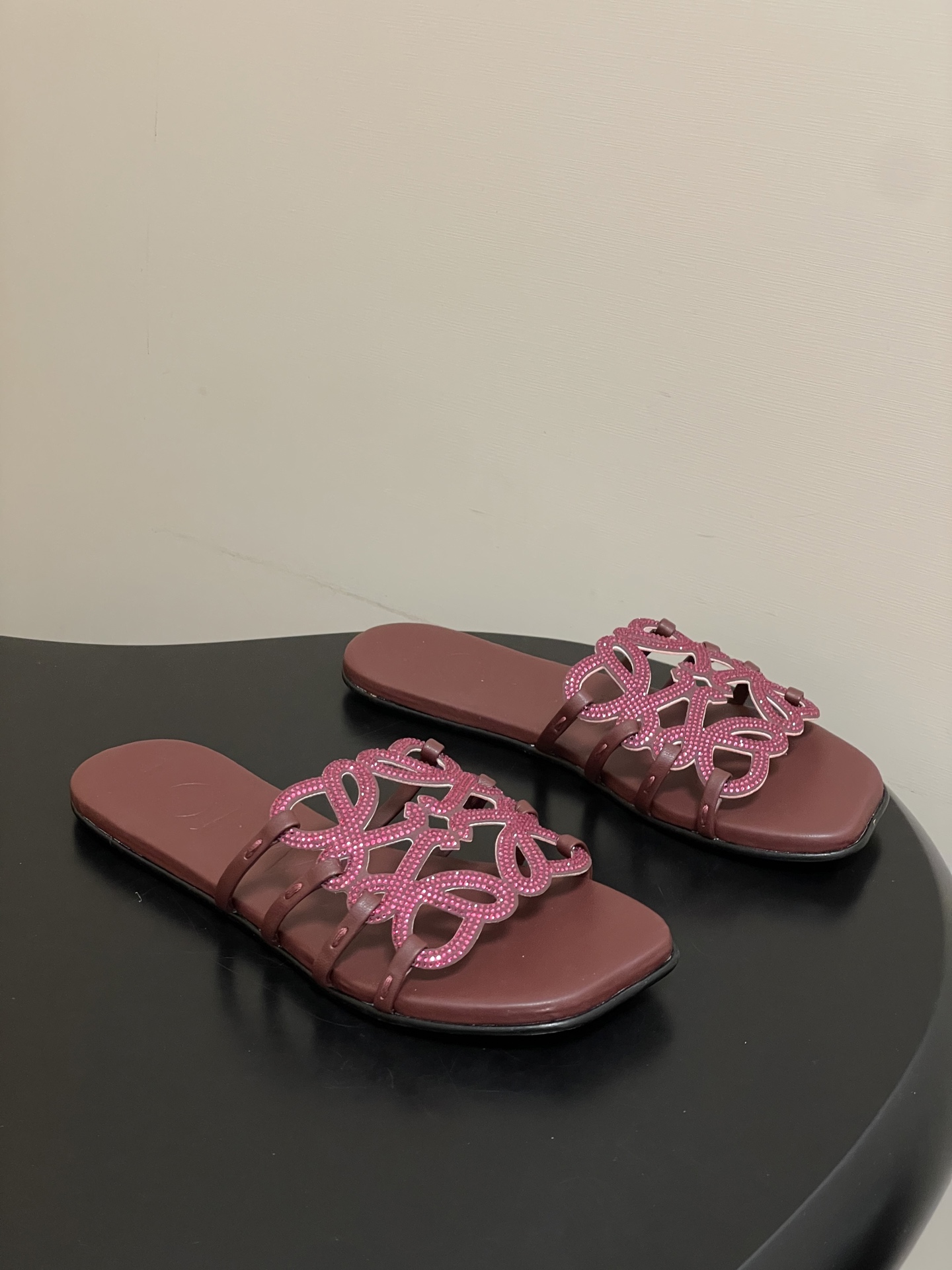 钻面-LOEWE 罗意威 26ss 春夏新款 个性编织水钻鞋面镂空拖鞋 钻面平底凉拖鞋疯狂种草简约设计感