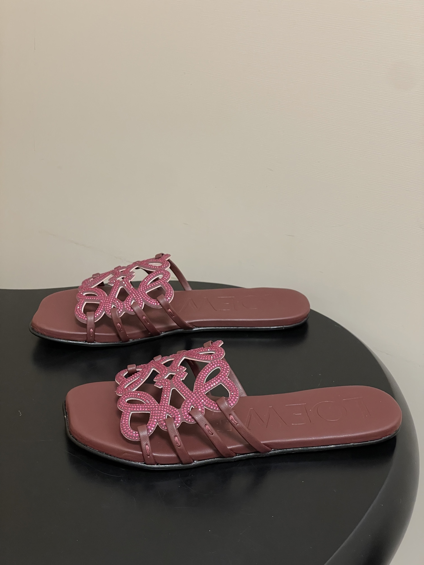 钻面-LOEWE 罗意威 26ss 春夏新款 个性编织水钻鞋面镂空拖鞋 钻面平底凉拖鞋疯狂种草简约设计感