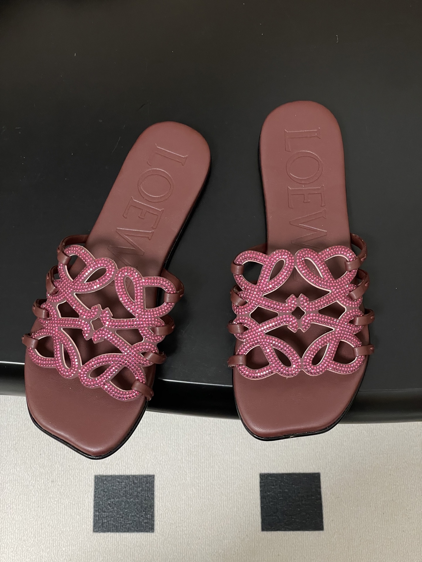 钻面-LOEWE 罗意威 26ss 春夏新款 个性编织水钻鞋面镂空拖鞋 钻面平底凉拖鞋疯狂种草简约设计感