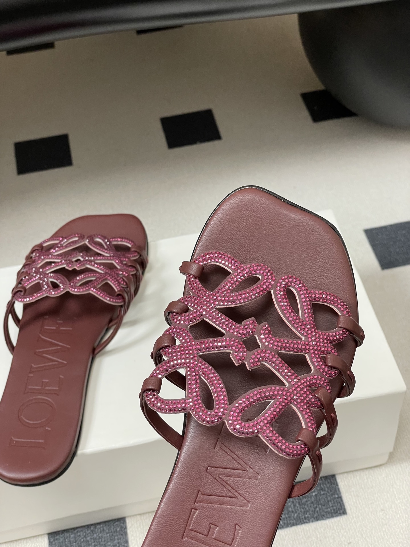 钻面-LOEWE 罗意威 26ss 春夏新款 个性编织水钻鞋面镂空拖鞋 钻面平底凉拖鞋疯狂种草简约设计感