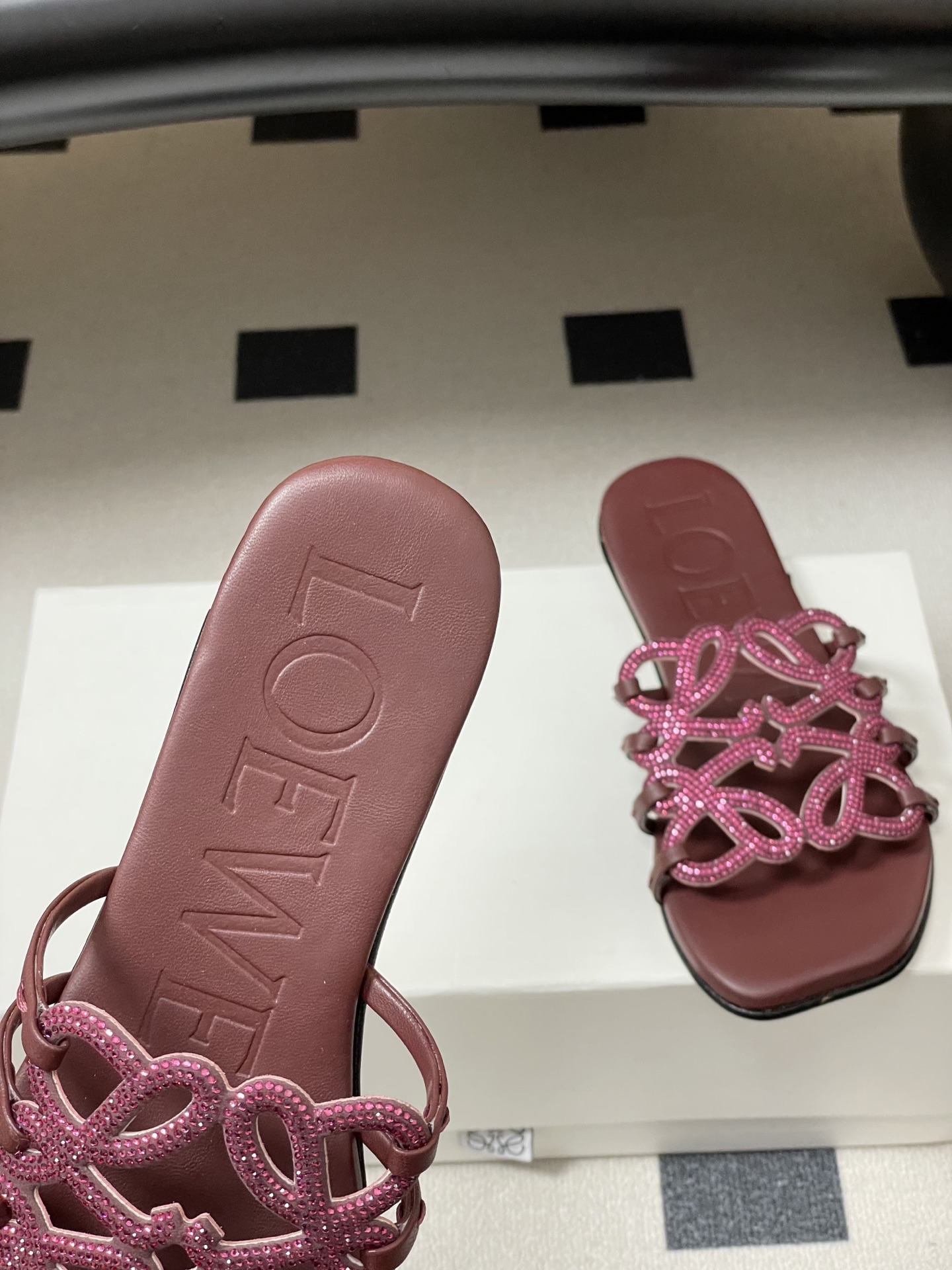 钻面-LOEWE 罗意威 26ss 春夏新款 个性编织水钻鞋面镂空拖鞋 钻面平底凉拖鞋疯狂种草简约设计感