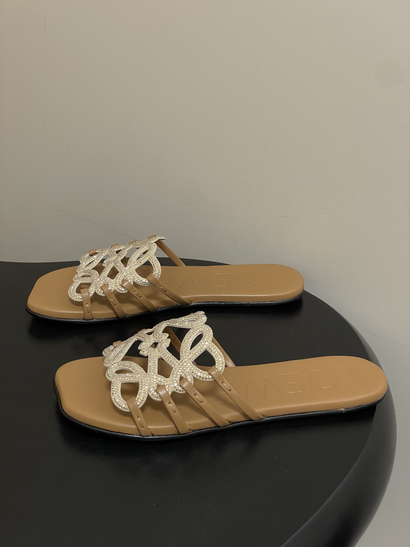 钻面-LOEWE 罗意威 26ss 春夏新款 个性编织水钻鞋面镂空拖鞋 钻面平底凉拖鞋疯狂种草简约设计感