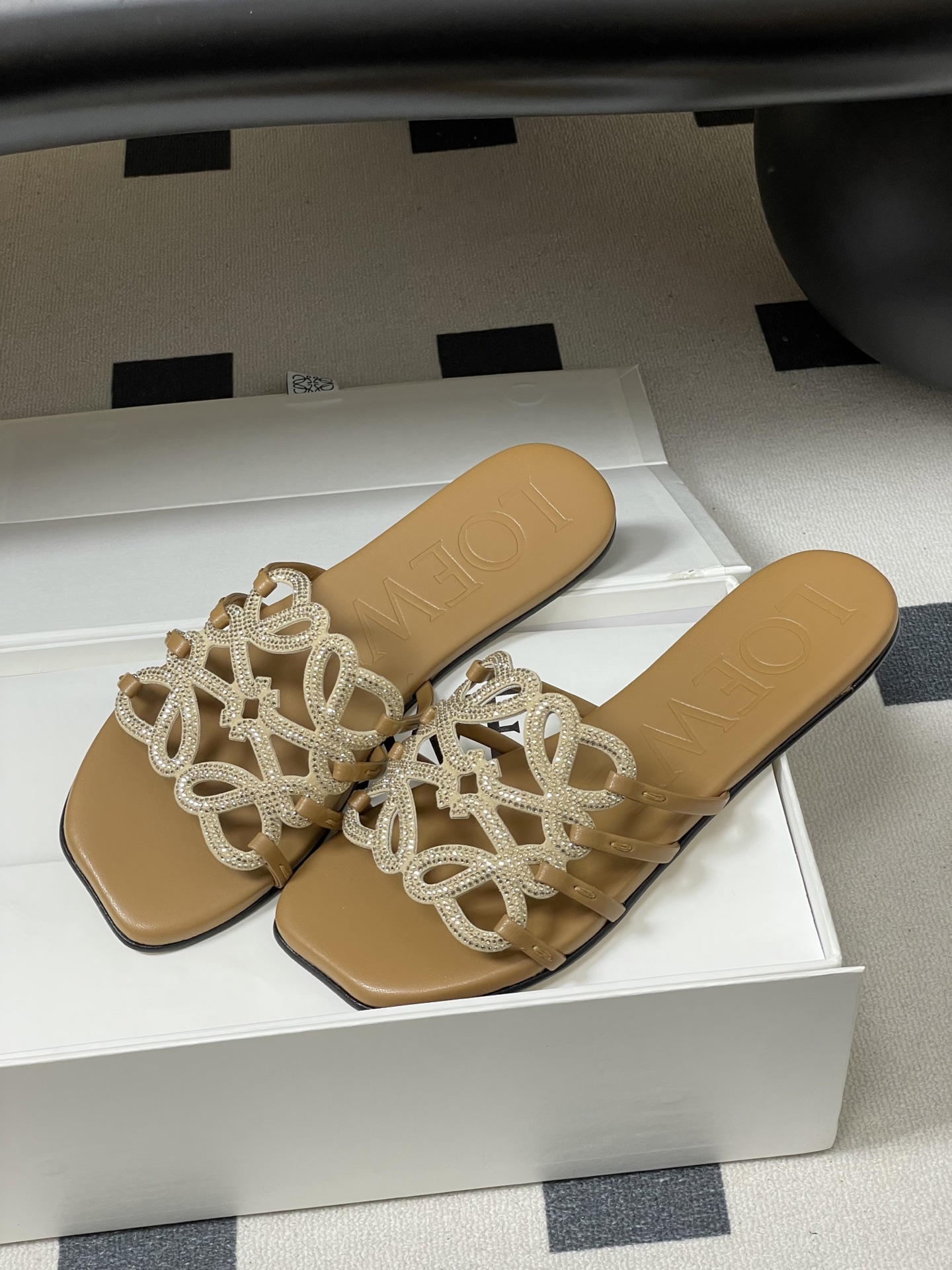 钻面-LOEWE 罗意威 26ss 春夏新款 个性编织水钻鞋面镂空拖鞋 钻面平底凉拖鞋疯狂种草简约设计感