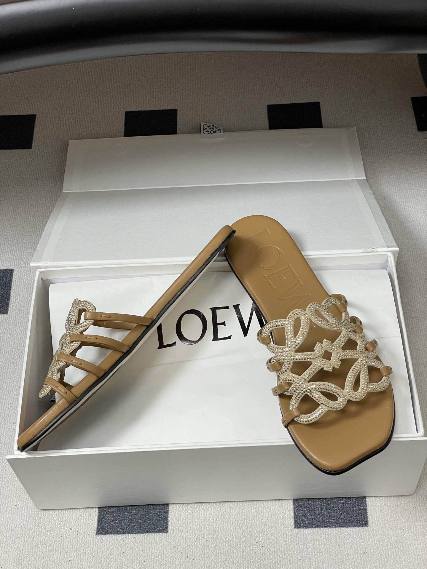 钻面-LOEWE 罗意威 26ss 春夏新款 个性编织水钻鞋面镂空拖鞋 钻面平底凉拖鞋疯狂种草简约设计感