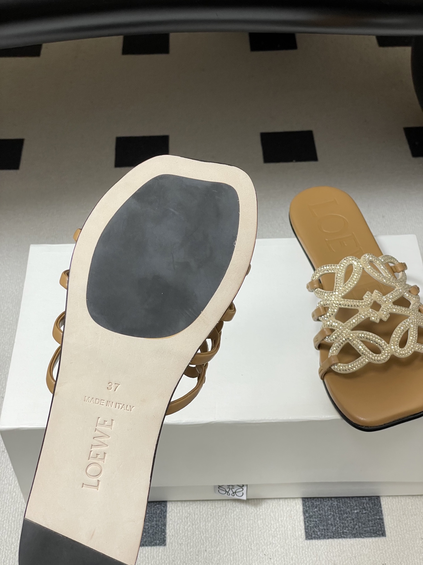 钻面-LOEWE 罗意威 26ss 春夏新款 个性编织水钻鞋面镂空拖鞋 钻面平底凉拖鞋疯狂种草简约设计感