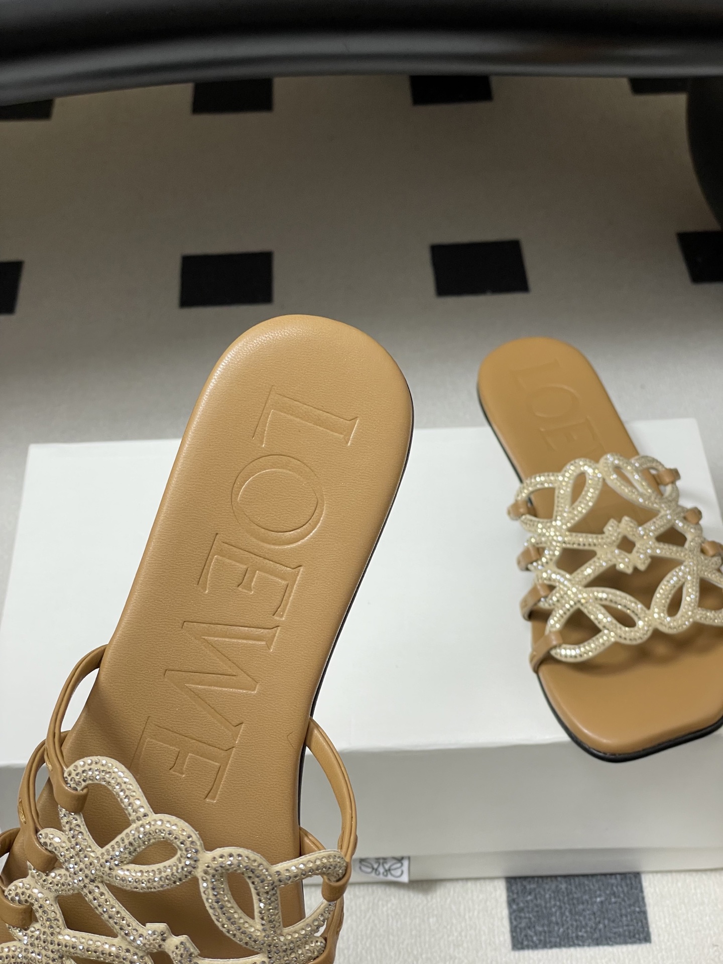 钻面-LOEWE 罗意威 26ss 春夏新款 个性编织水钻鞋面镂空拖鞋 钻面平底凉拖鞋疯狂种草简约设计感