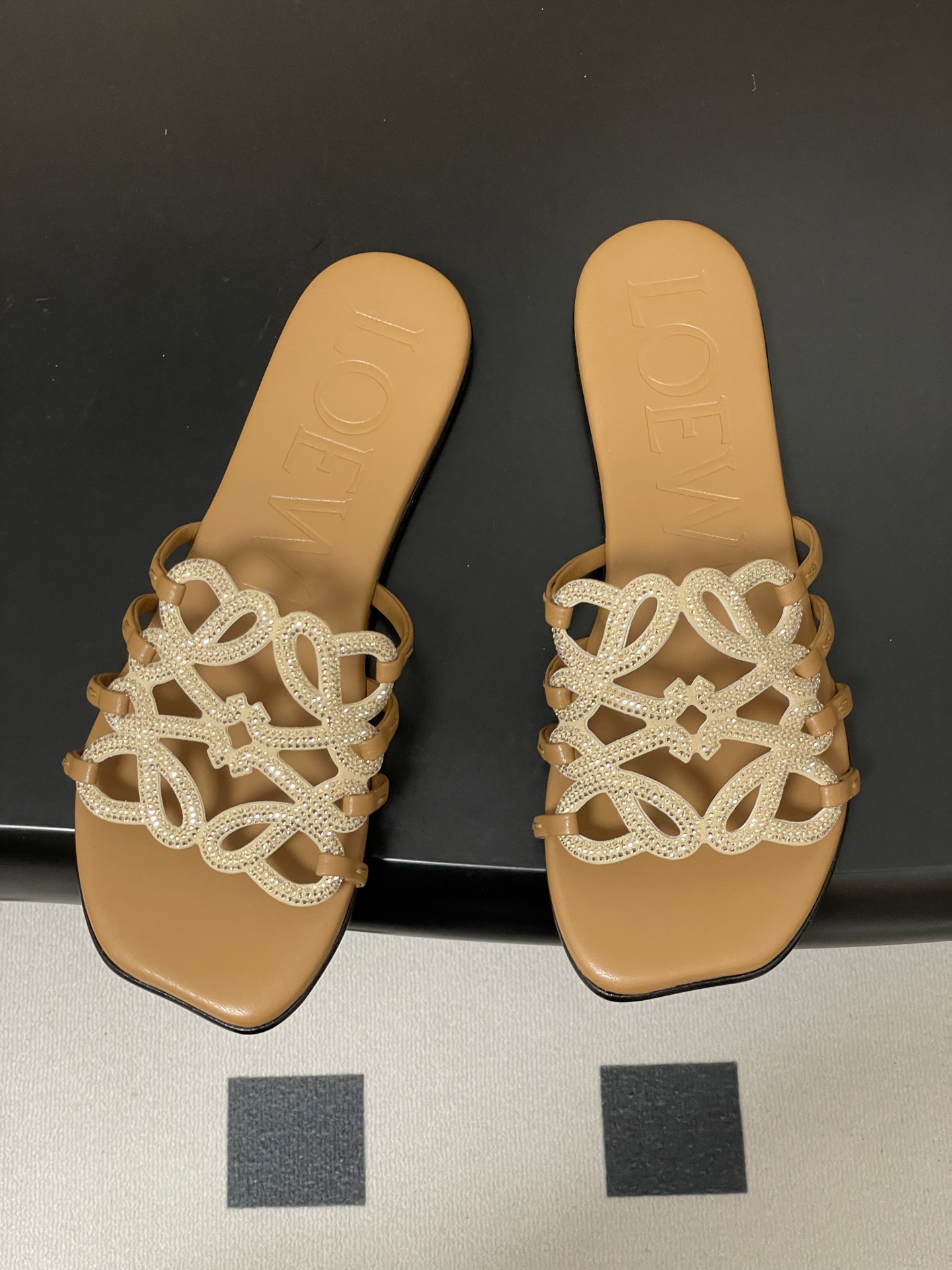 钻面-LOEWE 罗意威 26ss 春夏新款 个性编织水钻鞋面镂空拖鞋 钻面平底凉拖鞋疯狂种草简约设计感