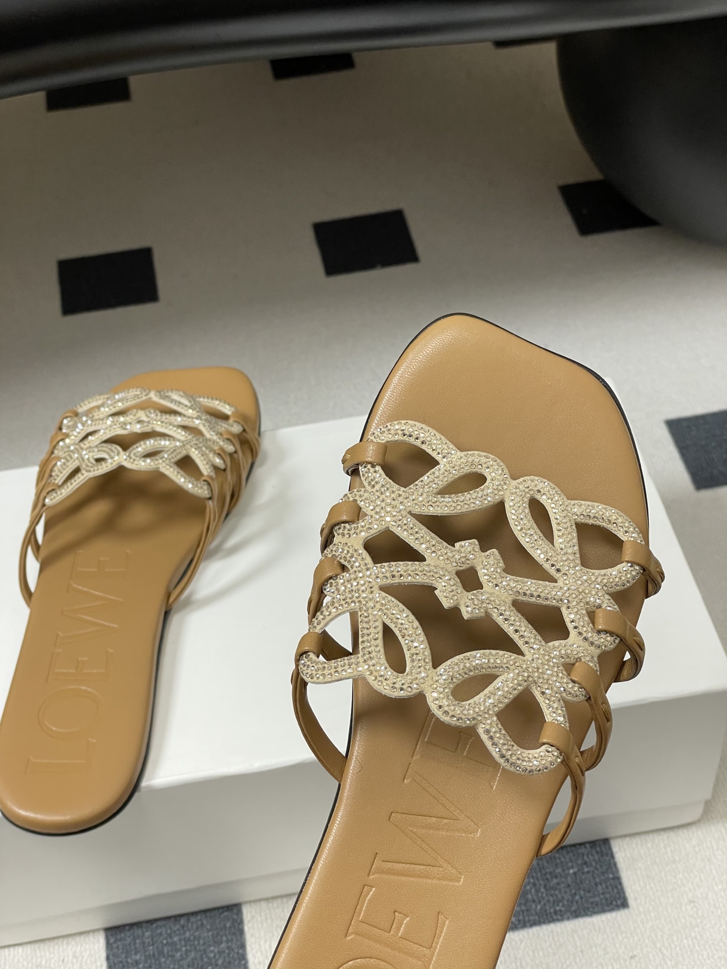 钻面-LOEWE 罗意威 26ss 春夏新款 个性编织水钻鞋面镂空拖鞋 钻面平底凉拖鞋疯狂种草简约设计感