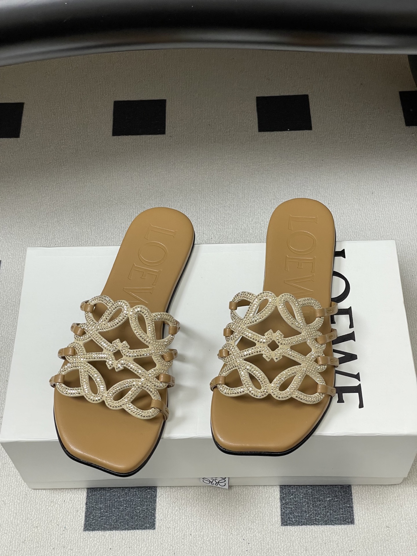 钻面-LOEWE 罗意威 26ss 春夏新款 个性编织水钻鞋面镂空拖鞋 钻面平底凉拖鞋疯狂种草简约设计感