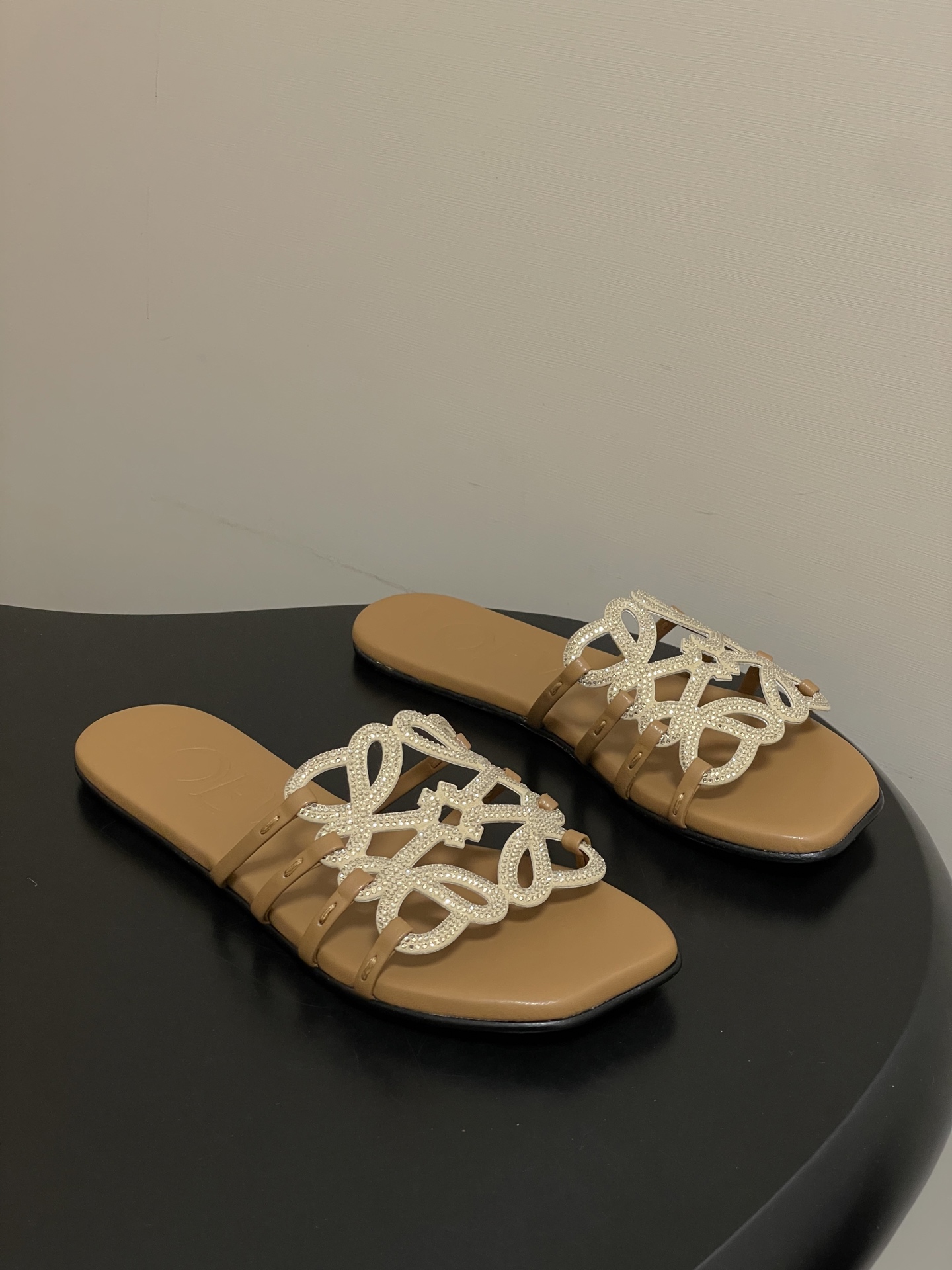 钻面-LOEWE 罗意威 26ss 春夏新款 个性编织水钻鞋面镂空拖鞋 钻面平底凉拖鞋疯狂种草简约设计感