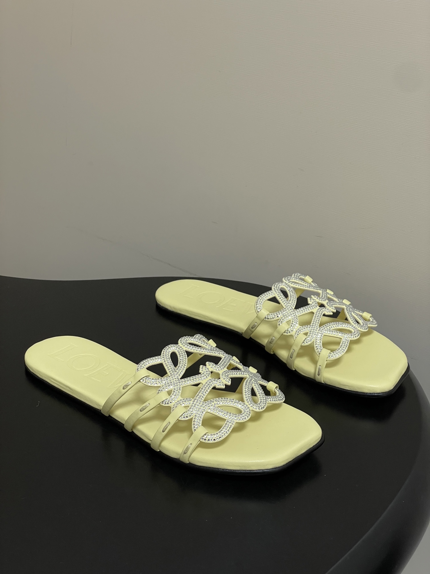 钻面-LOEWE 罗意威 26ss 春夏新款 个性编织水钻鞋面镂空拖鞋 钻面平底凉拖鞋疯狂种草简约设计感