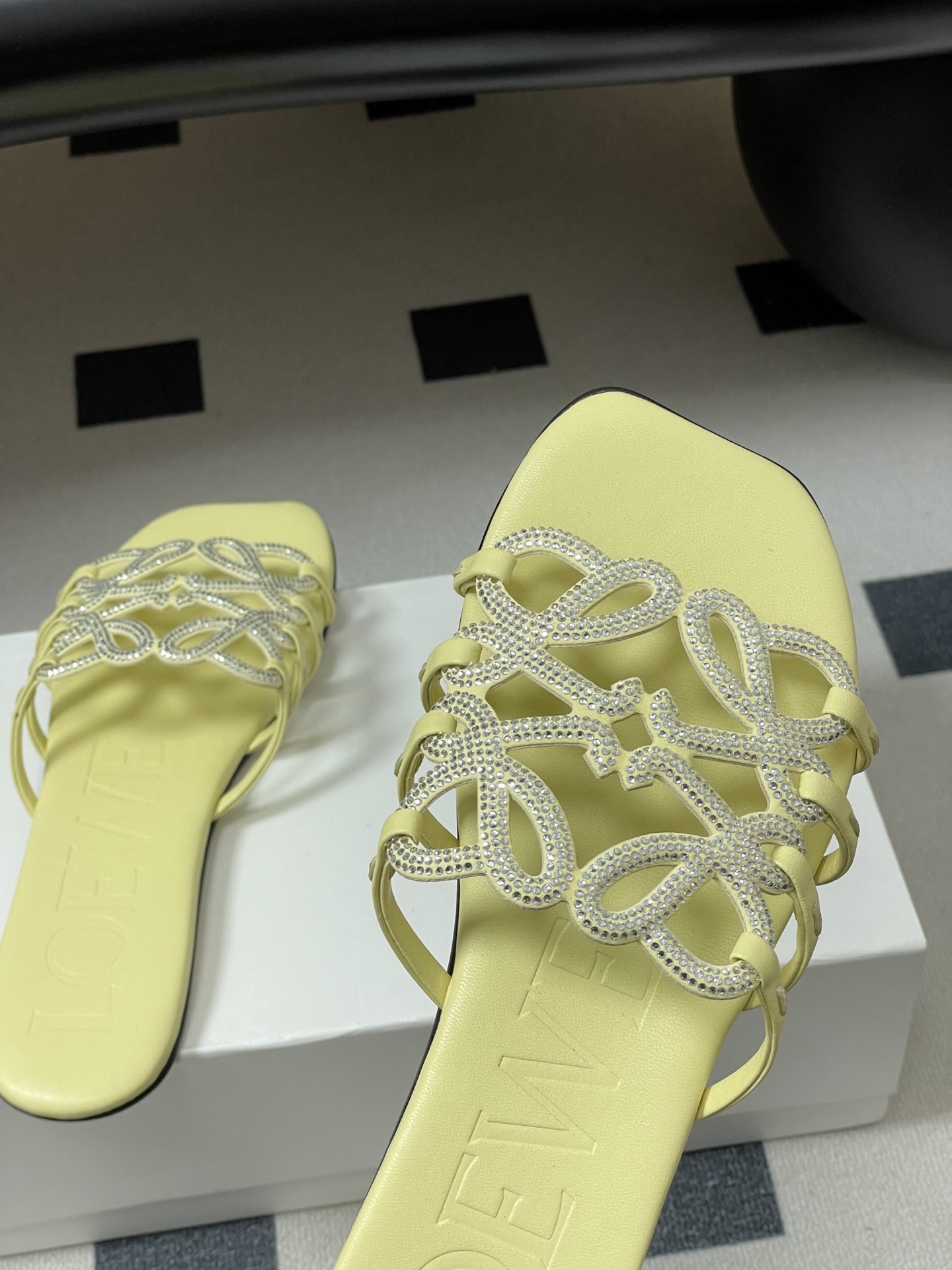 钻面-LOEWE 罗意威 26ss 春夏新款 个性编织水钻鞋面镂空拖鞋 钻面平底凉拖鞋疯狂种草简约设计感