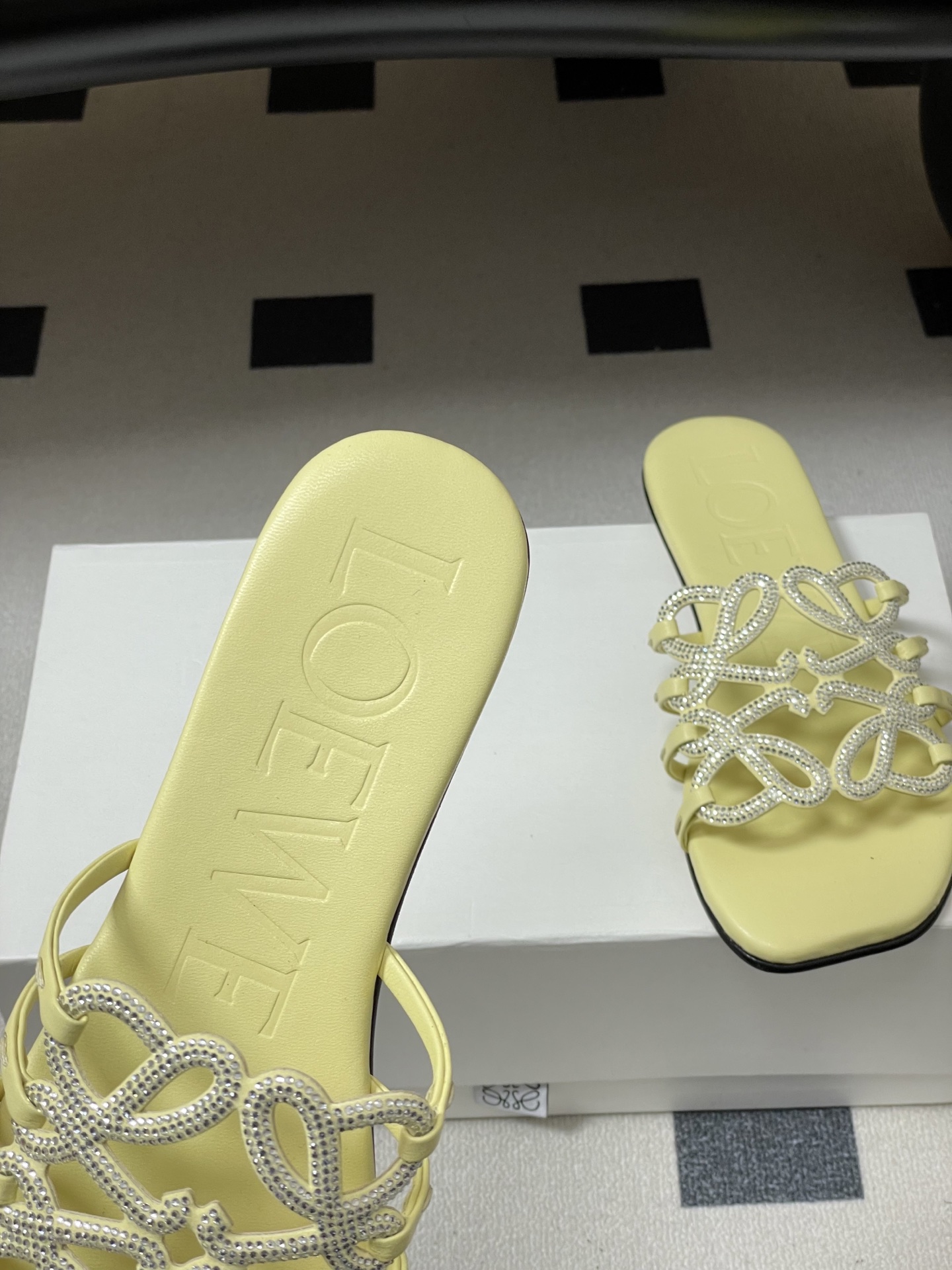 钻面-LOEWE 罗意威 26ss 春夏新款 个性编织水钻鞋面镂空拖鞋 钻面平底凉拖鞋疯狂种草简约设计感