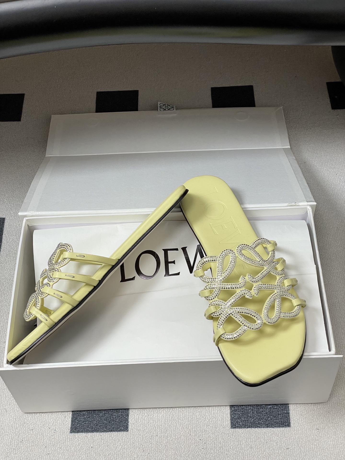 钻面-LOEWE 罗意威 26ss 春夏新款 个性编织水钻鞋面镂空拖鞋 钻面平底凉拖鞋疯狂种草简约设计感