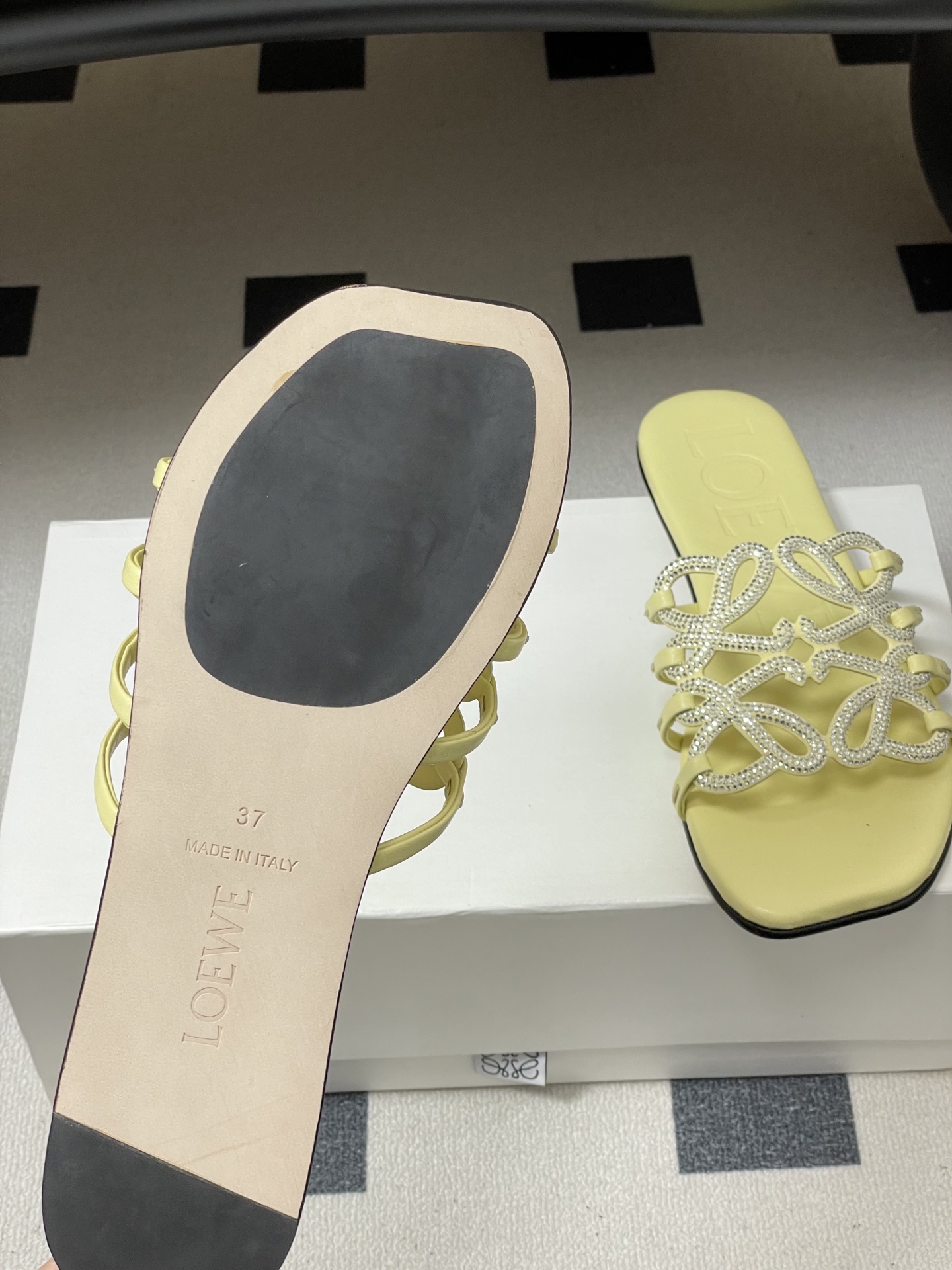 钻面-LOEWE 罗意威 26ss 春夏新款 个性编织水钻鞋面镂空拖鞋 钻面平底凉拖鞋疯狂种草简约设计感