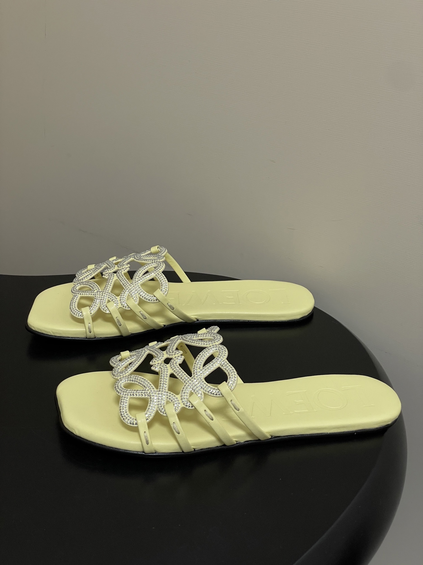 钻面-LOEWE 罗意威 26ss 春夏新款 个性编织水钻鞋面镂空拖鞋 钻面平底凉拖鞋疯狂种草简约设计感