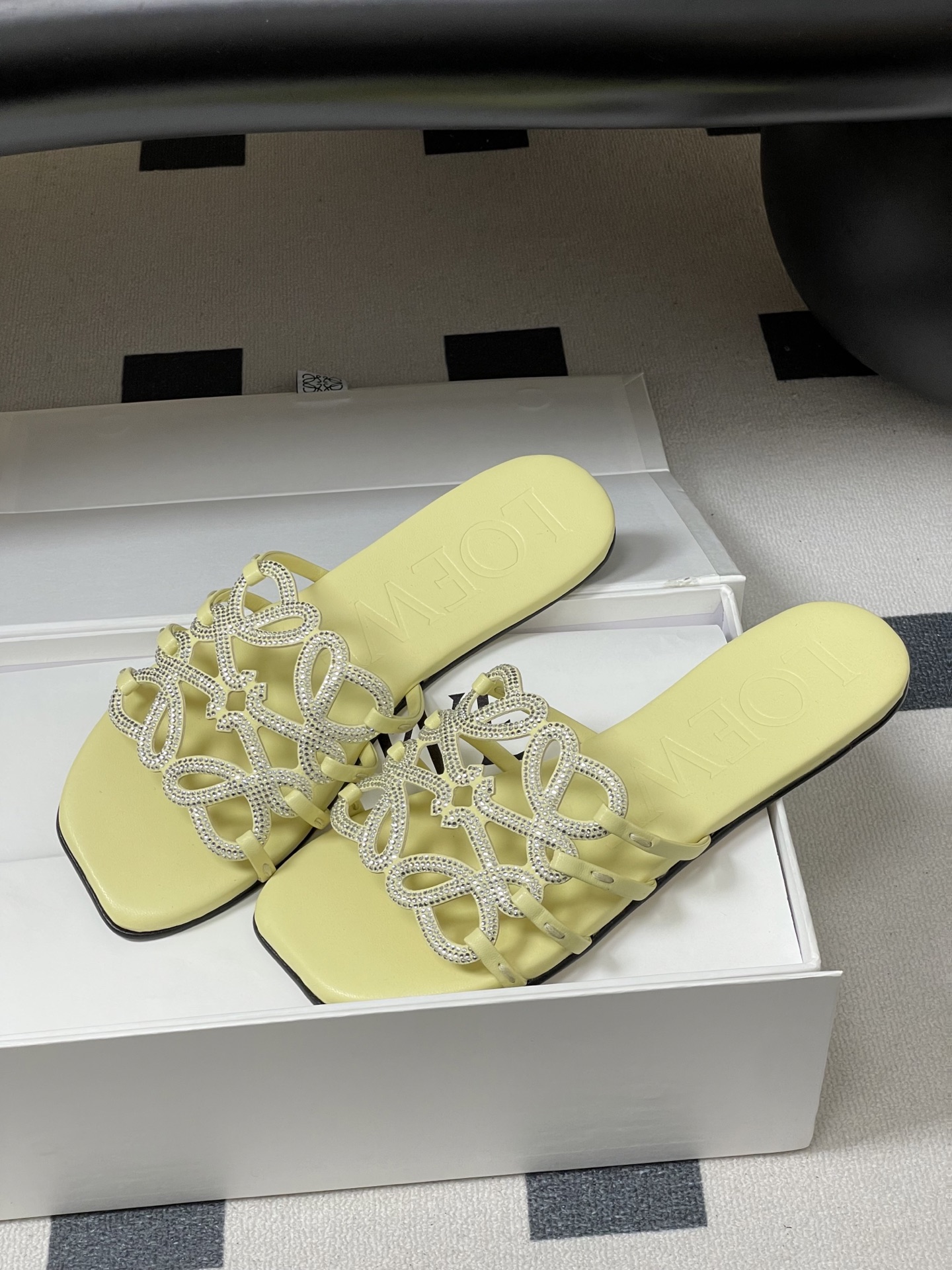 钻面-LOEWE 罗意威 26ss 春夏新款 个性编织水钻鞋面镂空拖鞋 钻面平底凉拖鞋疯狂种草简约设计感