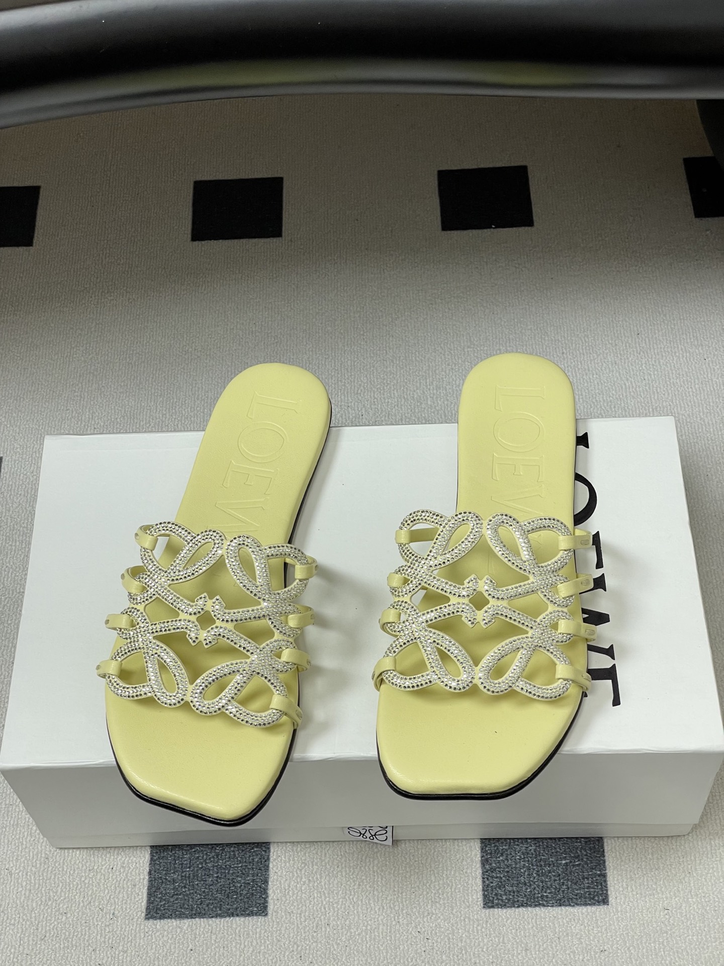 钻面-LOEWE 罗意威 26ss 春夏新款 个性编织水钻鞋面镂空拖鞋 钻面平底凉拖鞋疯狂种草简约设计感