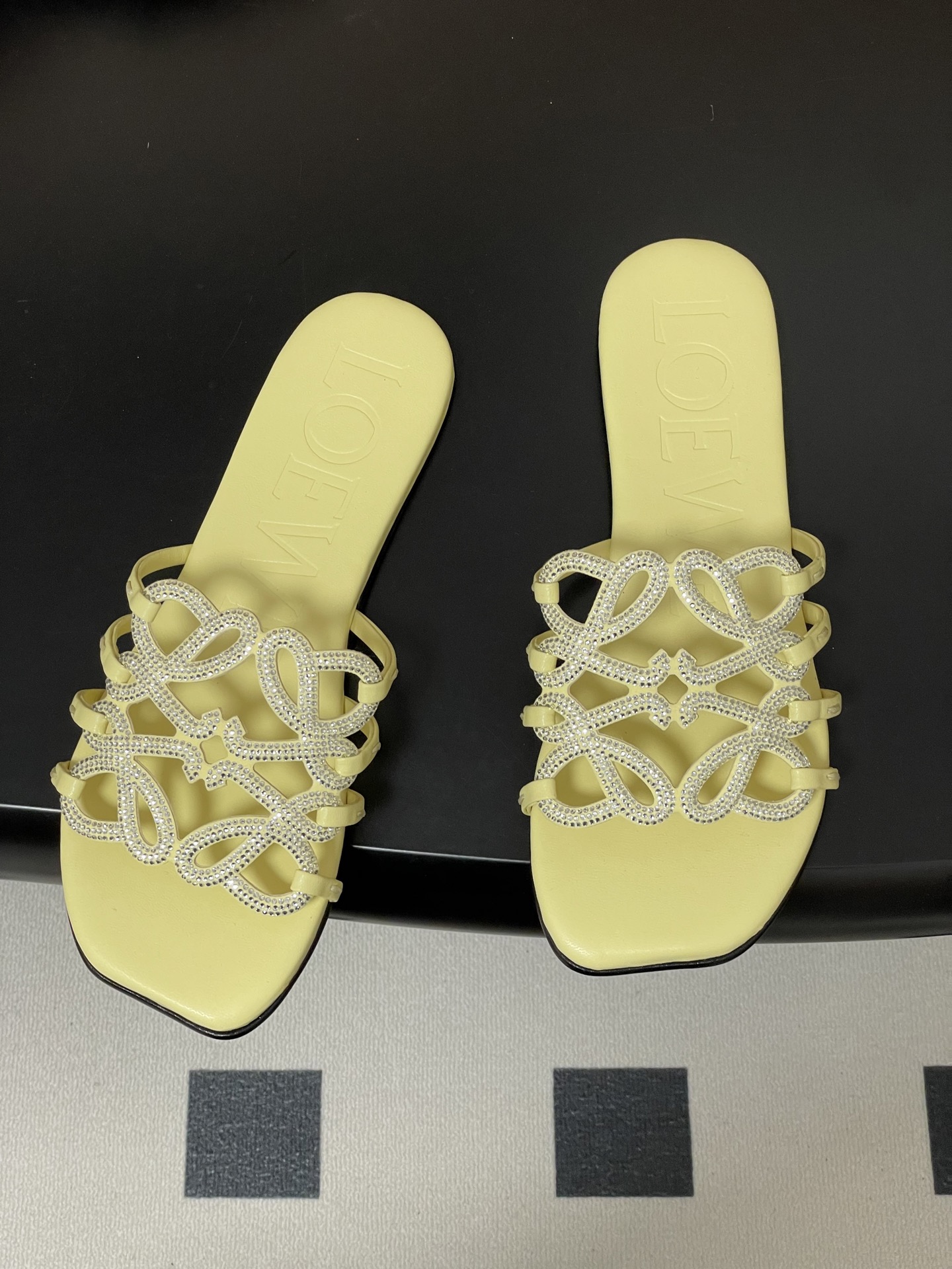 钻面-LOEWE 罗意威 26ss 春夏新款 个性编织水钻鞋面镂空拖鞋 钻面平底凉拖鞋疯狂种草简约设计感