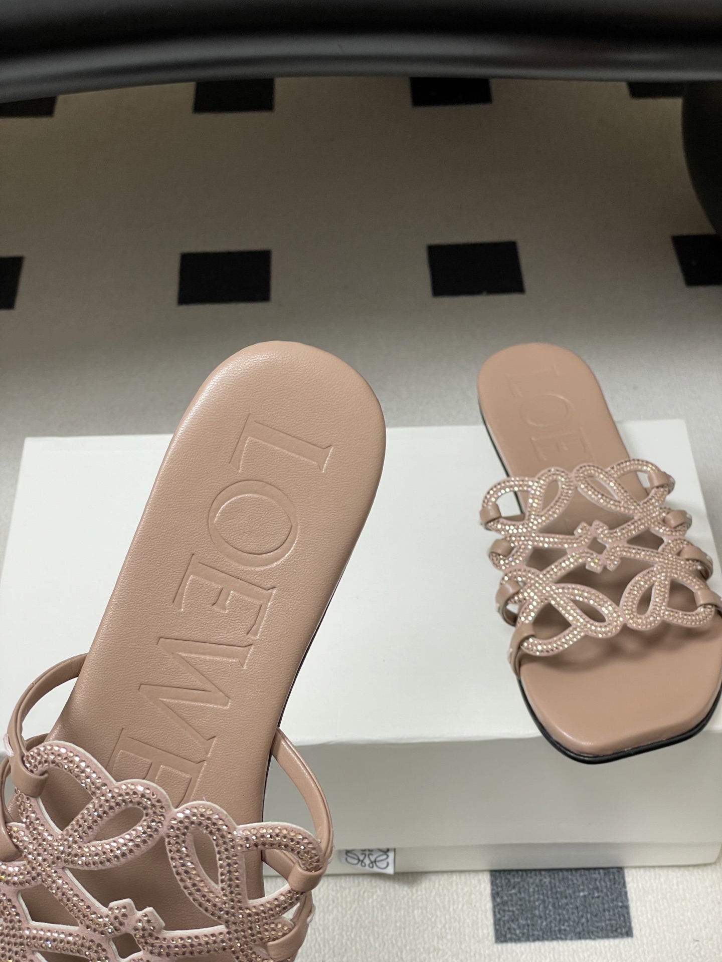 钻面-LOEWE 罗意威 26ss 春夏新款 个性编织水钻鞋面镂空拖鞋 钻面平底凉拖鞋疯狂种草简约设计感