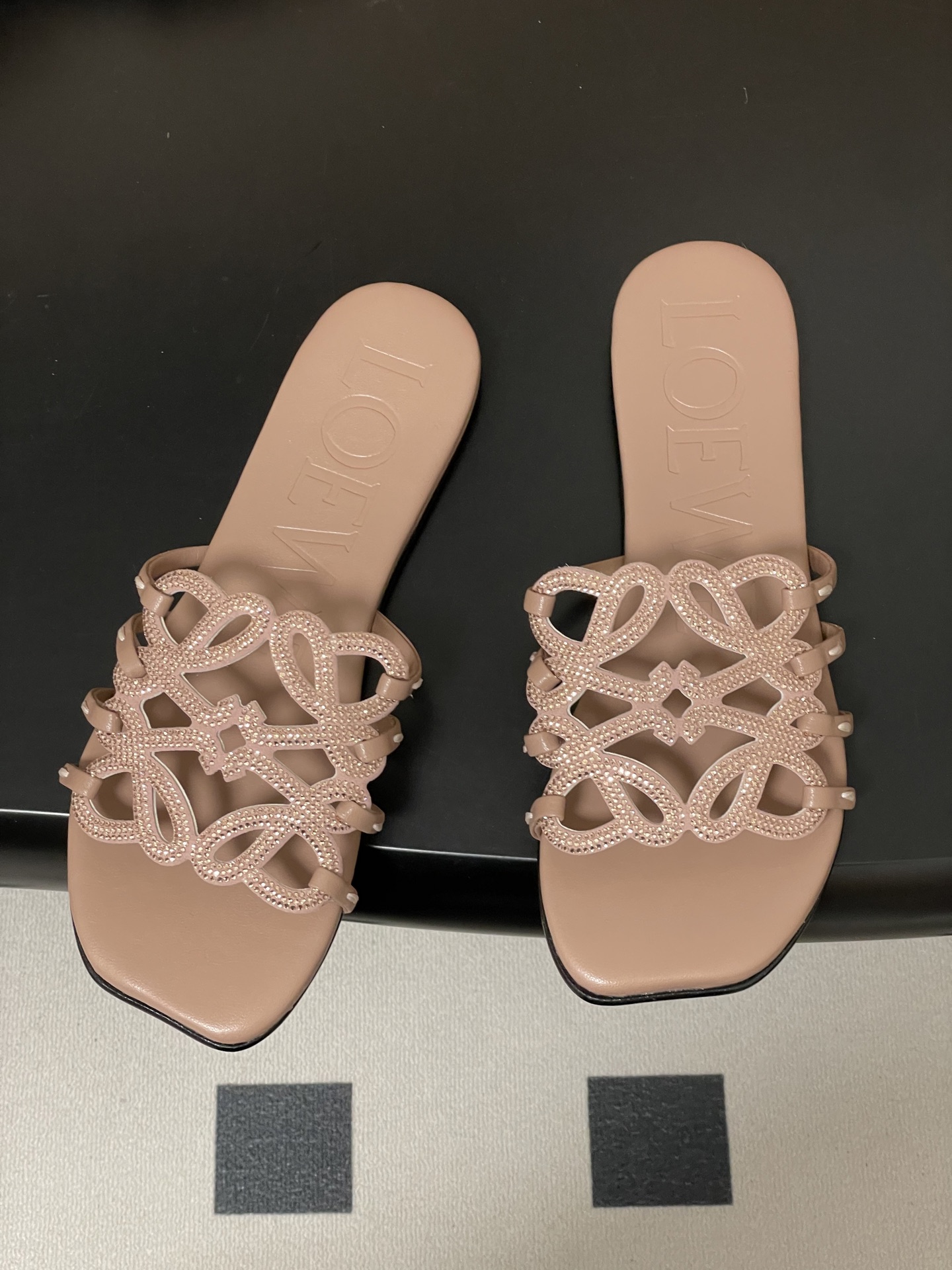 钻面-LOEWE 罗意威 26ss 春夏新款 个性编织水钻鞋面镂空拖鞋 钻面平底凉拖鞋疯狂种草简约设计感