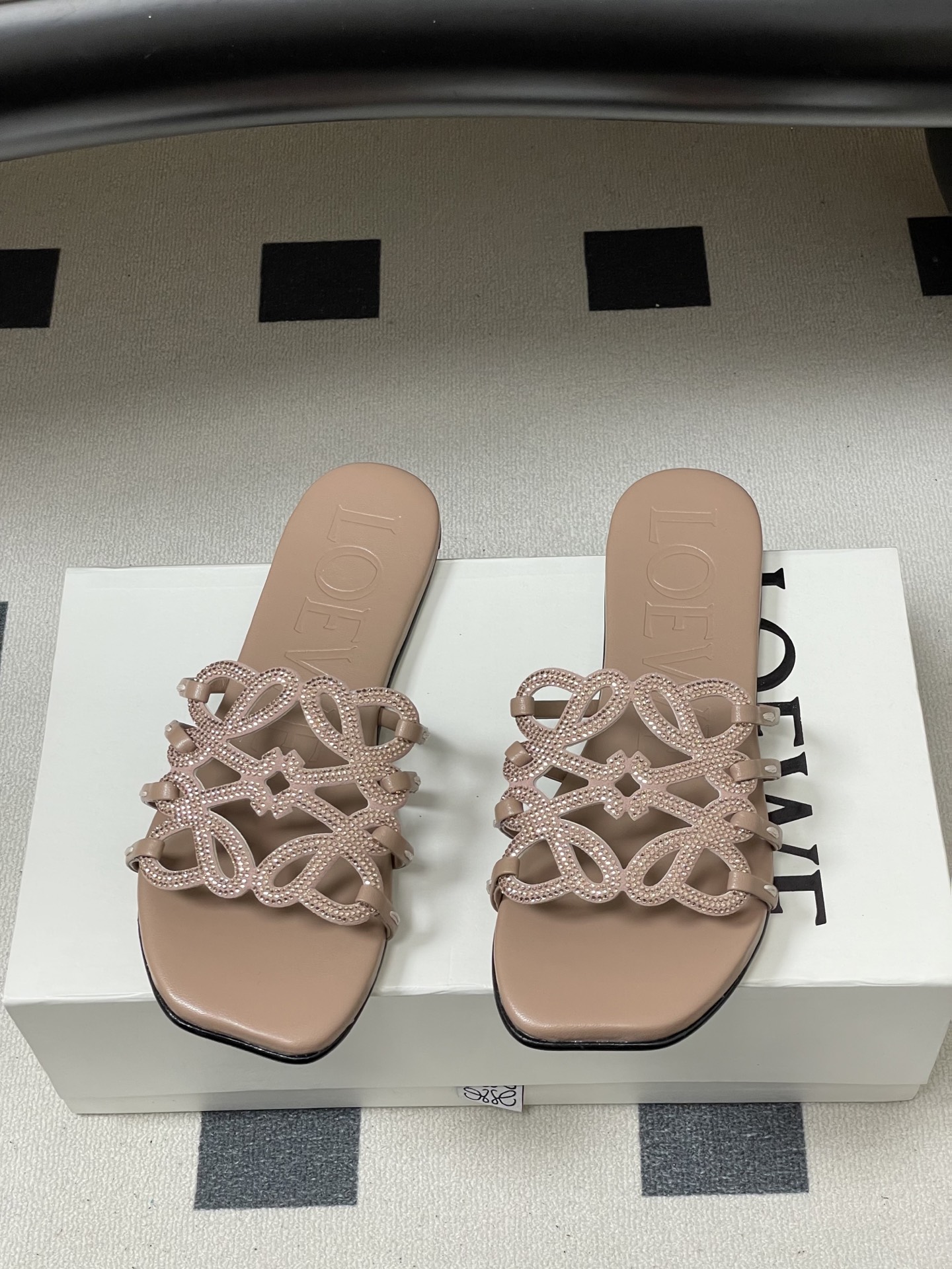 钻面-LOEWE 罗意威 26ss 春夏新款 个性编织水钻鞋面镂空拖鞋 钻面平底凉拖鞋疯狂种草简约设计感