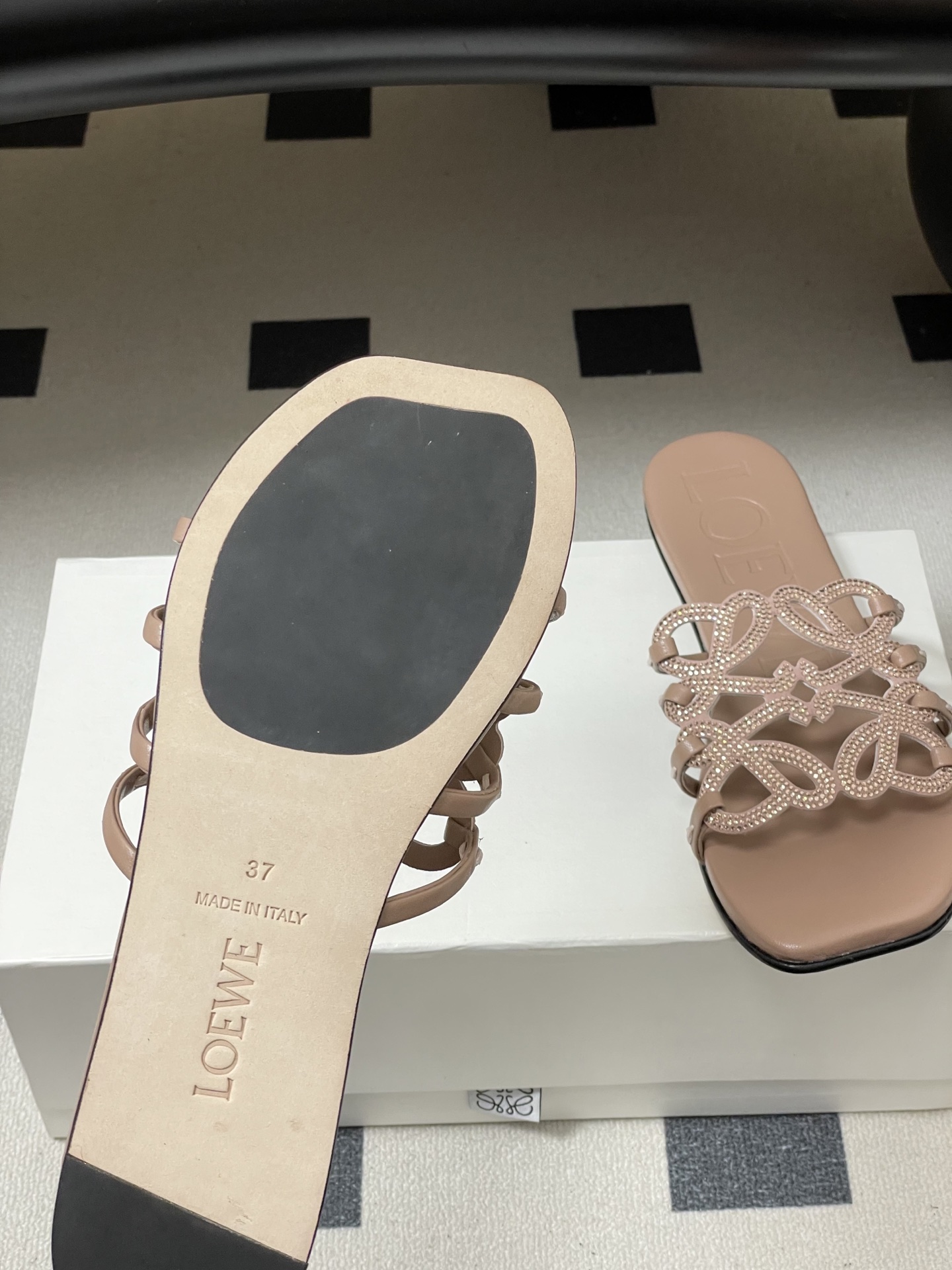 钻面-LOEWE 罗意威 26ss 春夏新款 个性编织水钻鞋面镂空拖鞋 钻面平底凉拖鞋疯狂种草简约设计感