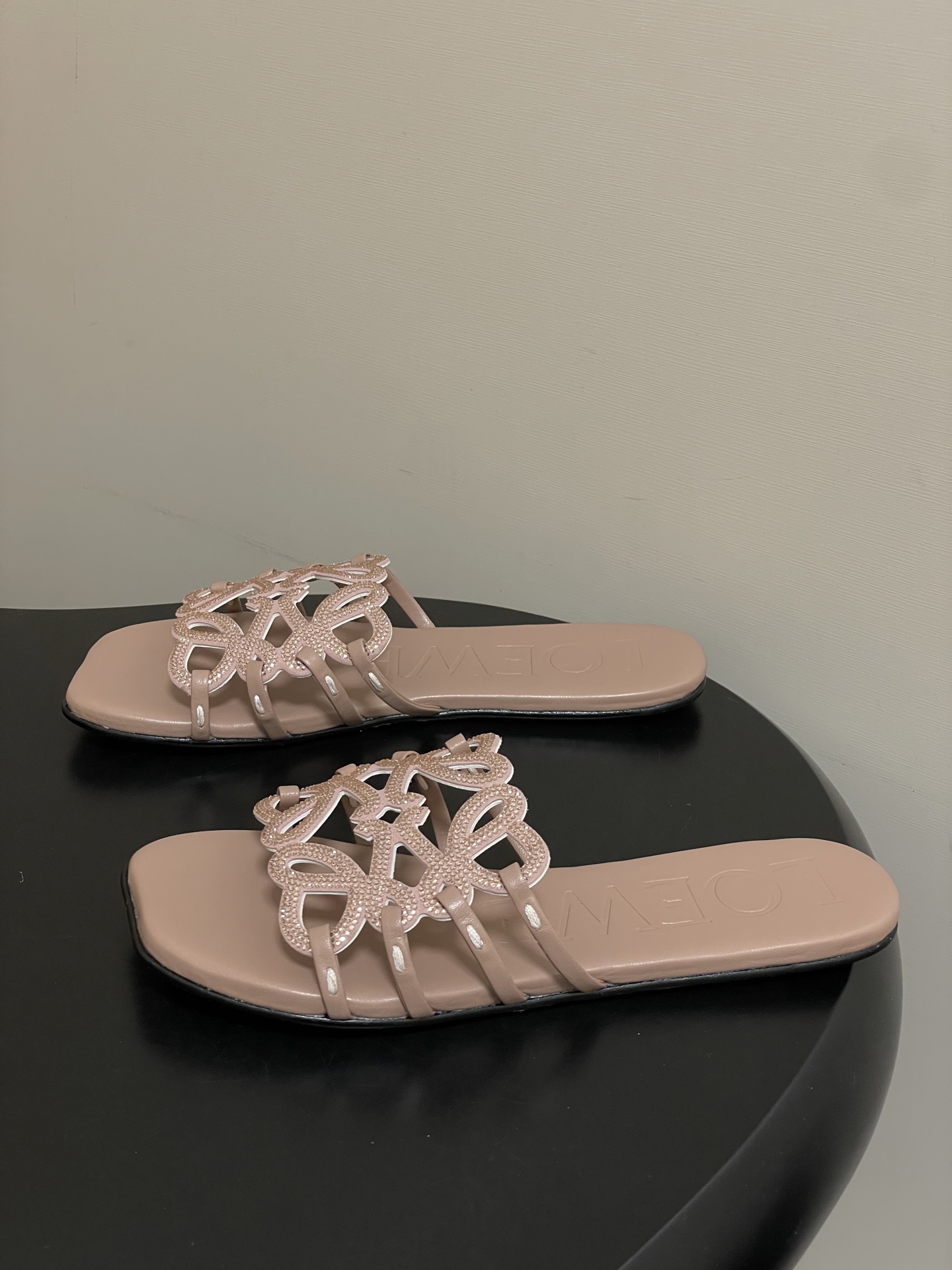 钻面-LOEWE 罗意威 26ss 春夏新款 个性编织水钻鞋面镂空拖鞋 钻面平底凉拖鞋疯狂种草简约设计感