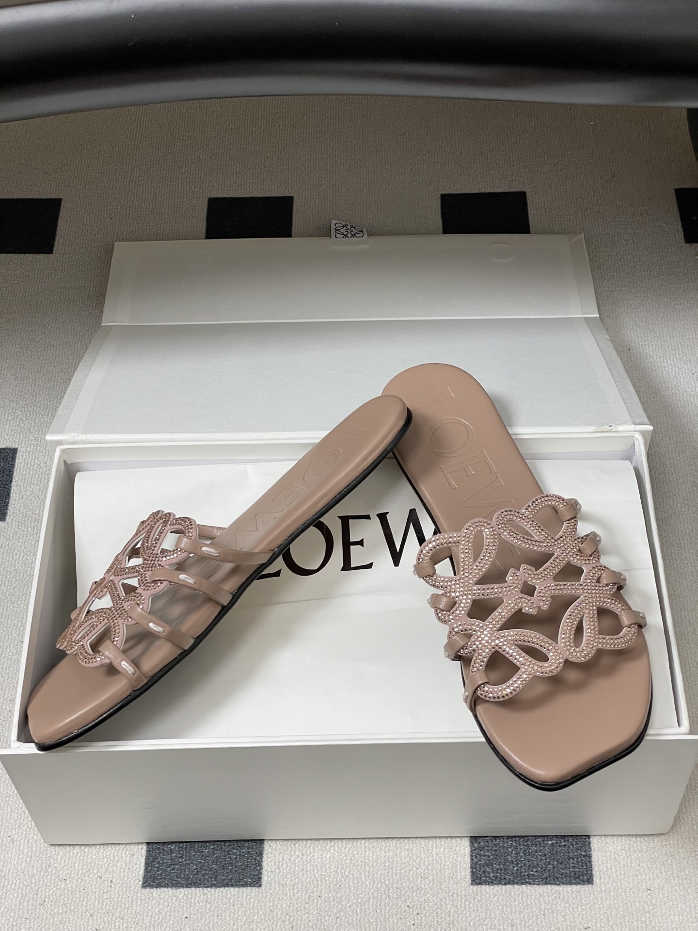 钻面-LOEWE 罗意威 26ss 春夏新款 个性编织水钻鞋面镂空拖鞋 钻面平底凉拖鞋疯狂种草简约设计感