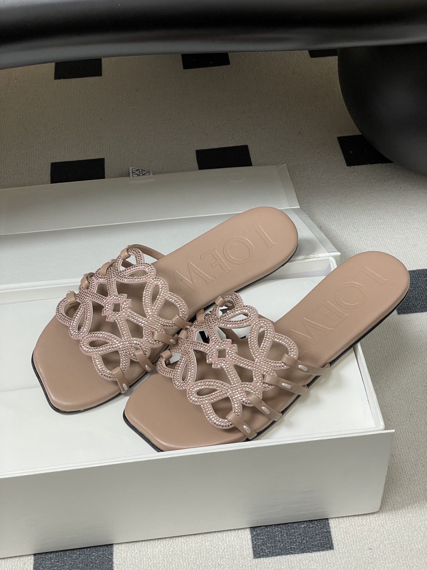 钻面-LOEWE 罗意威 26ss 春夏新款 个性编织水钻鞋面镂空拖鞋 钻面平底凉拖鞋疯狂种草简约设计感