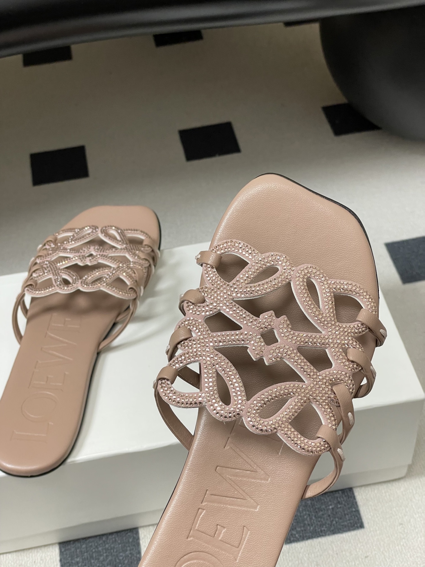 钻面-LOEWE 罗意威 26ss 春夏新款 个性编织水钻鞋面镂空拖鞋 钻面平底凉拖鞋疯狂种草简约设计感