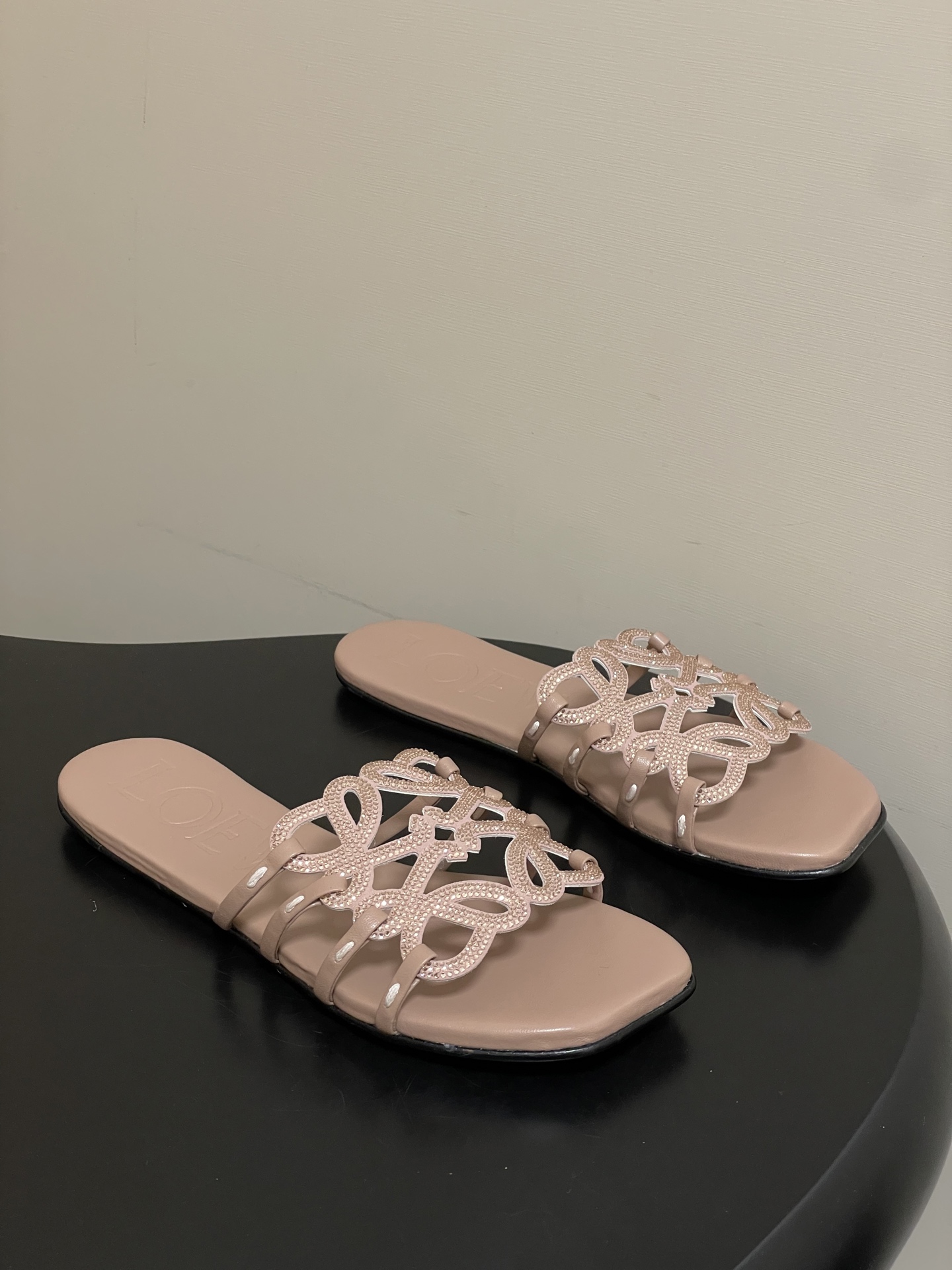 钻面-LOEWE 罗意威 26ss 春夏新款 个性编织水钻鞋面镂空拖鞋 钻面平底凉拖鞋疯狂种草简约设计感