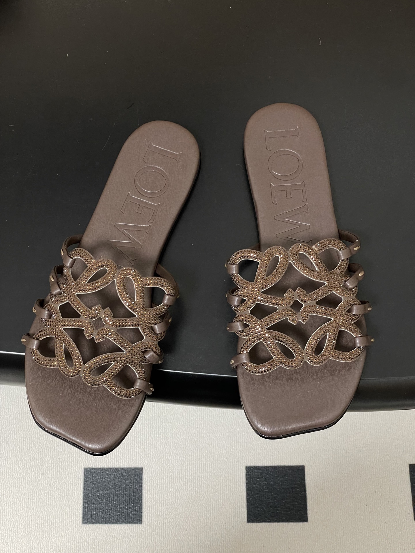 钻面-LOEWE 罗意威 26ss 春夏新款 个性编织水钻鞋面镂空拖鞋 钻面平底凉拖鞋疯狂种草简约设计感