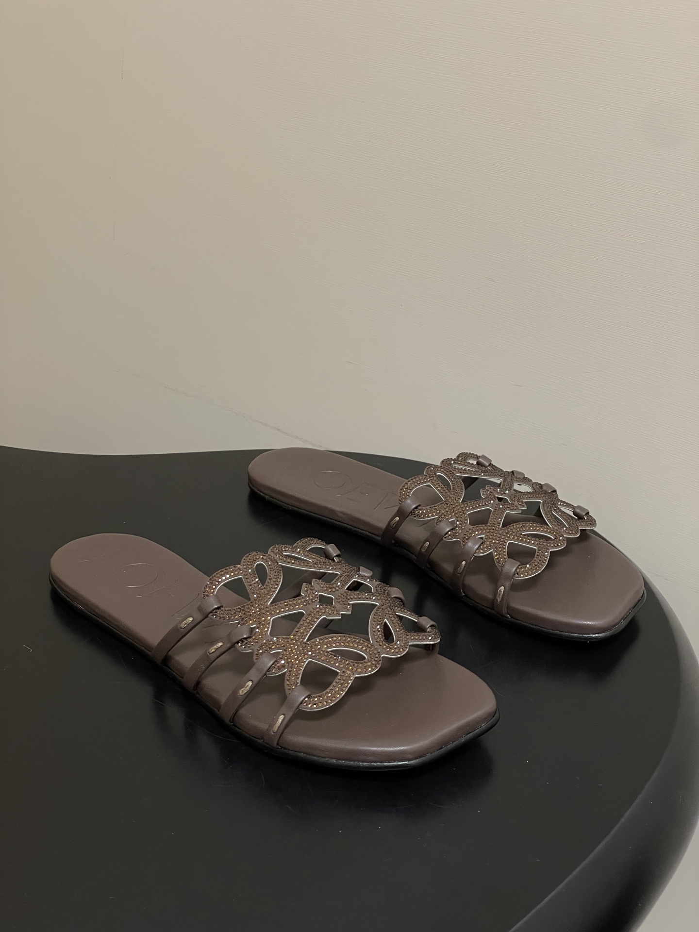 钻面-LOEWE 罗意威 26ss 春夏新款 个性编织水钻鞋面镂空拖鞋 钻面平底凉拖鞋疯狂种草简约设计感