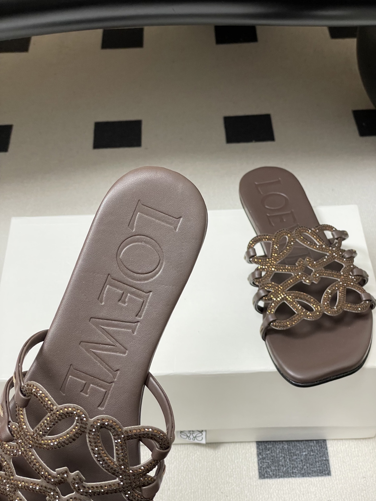 钻面-LOEWE 罗意威 26ss 春夏新款 个性编织水钻鞋面镂空拖鞋 钻面平底凉拖鞋疯狂种草简约设计感