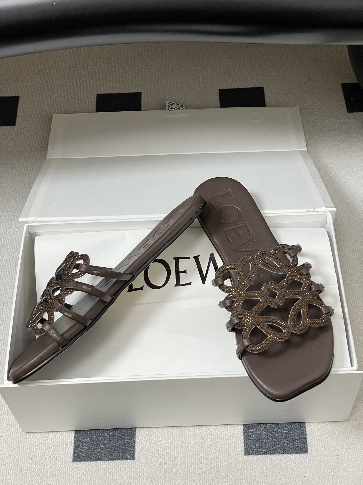 钻面-LOEWE 罗意威 26ss 春夏新款 个性编织水钻鞋面镂空拖鞋 钻面平底凉拖鞋疯狂种草简约设计感