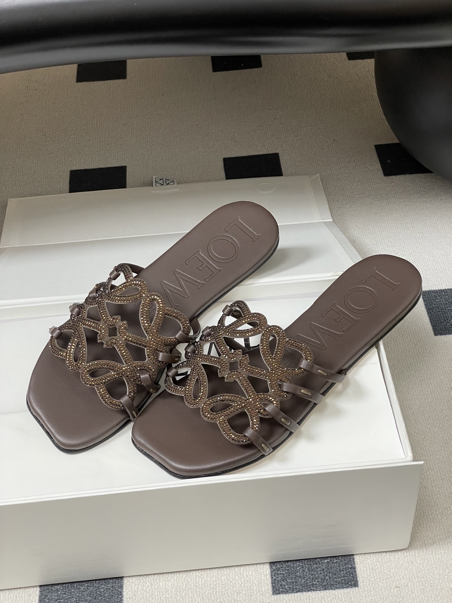 钻面-LOEWE 罗意威 26ss 春夏新款 个性编织水钻鞋面镂空拖鞋 钻面平底凉拖鞋疯狂种草简约设计感