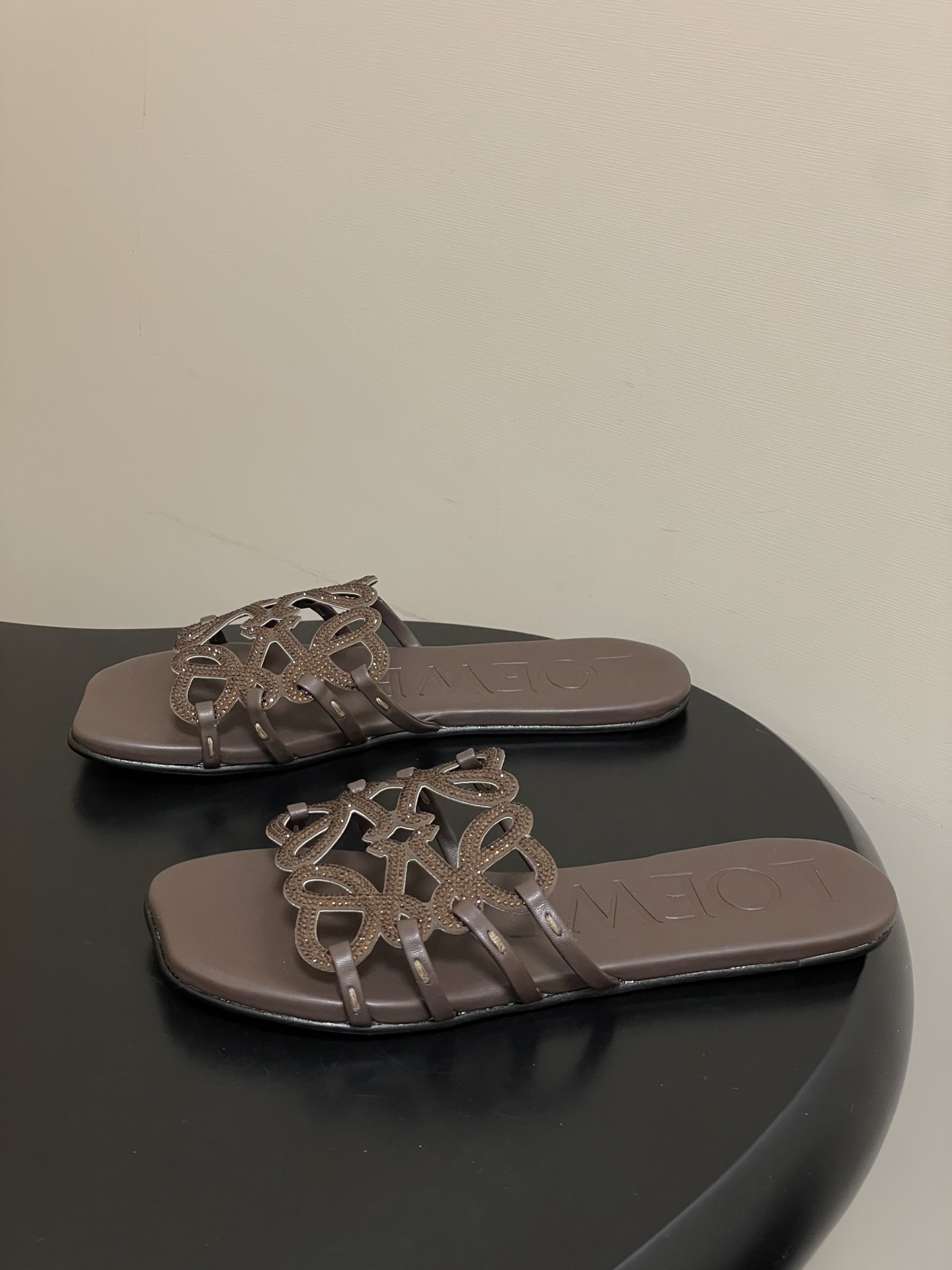 钻面-LOEWE 罗意威 26ss 春夏新款 个性编织水钻鞋面镂空拖鞋 钻面平底凉拖鞋疯狂种草简约设计感