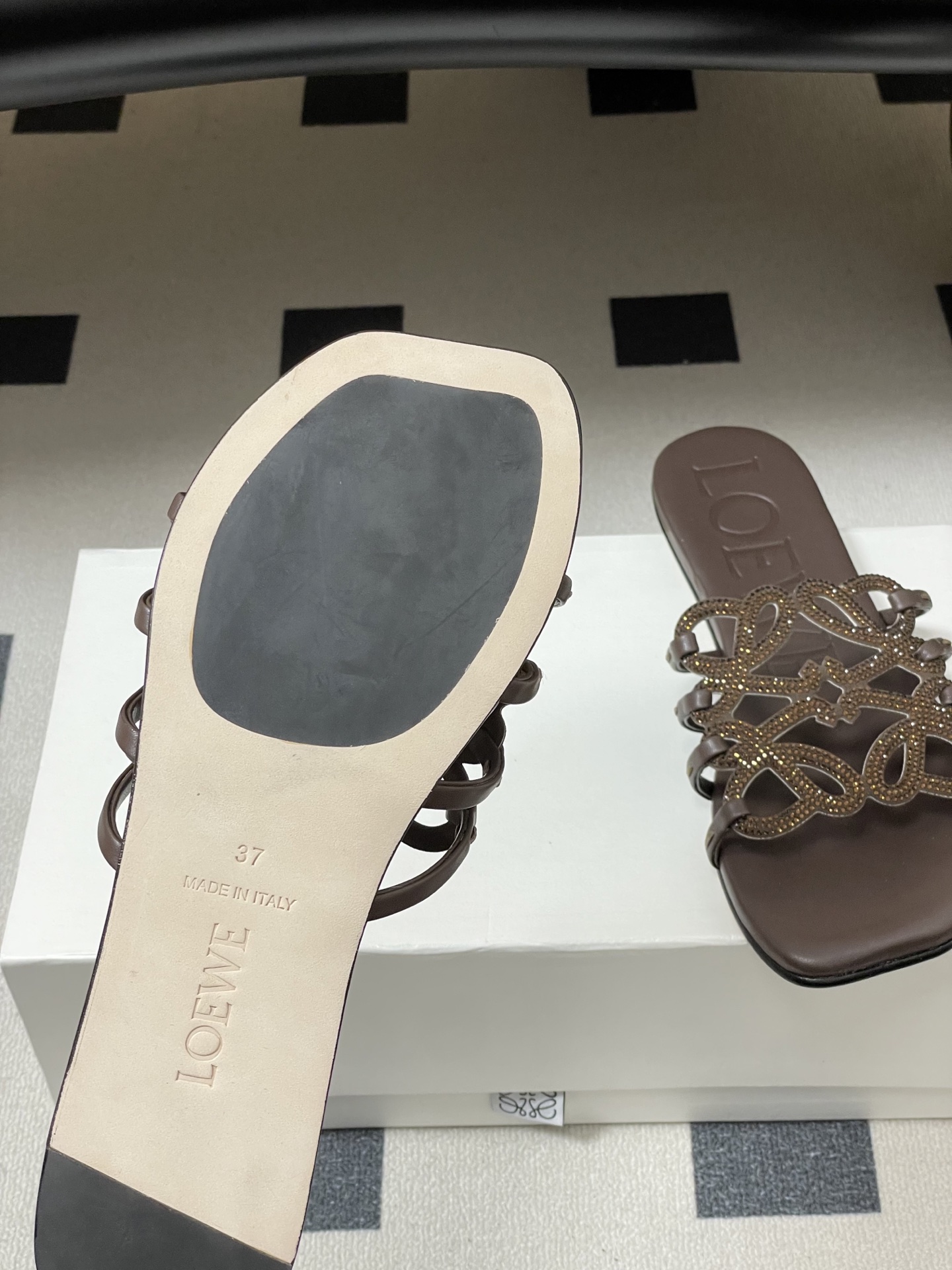 钻面-LOEWE 罗意威 26ss 春夏新款 个性编织水钻鞋面镂空拖鞋 钻面平底凉拖鞋疯狂种草简约设计感